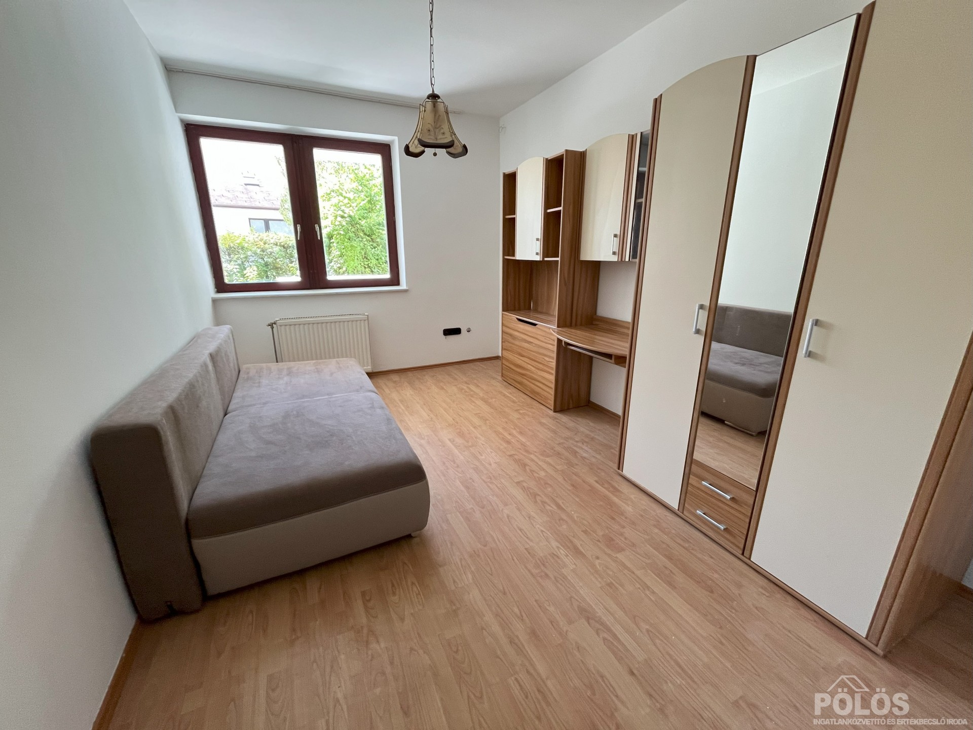 Sopronban belvároshoz közel 144 m2-es szép állapotú lakás garázzsal kertrésszel eladó!