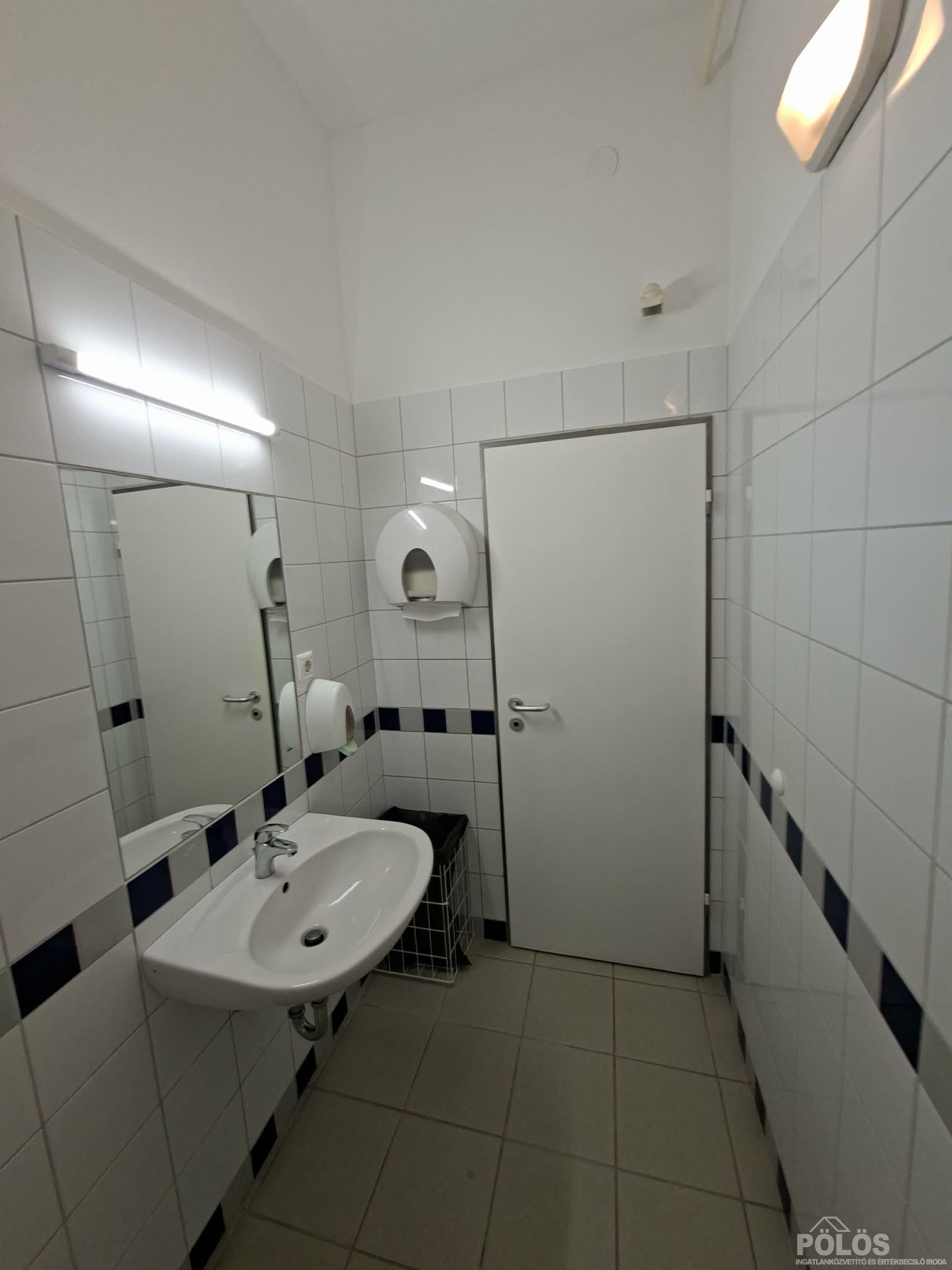 Sopronban igényes kialakítású ipari ingatlan irodákkal,csarnokkal eladó