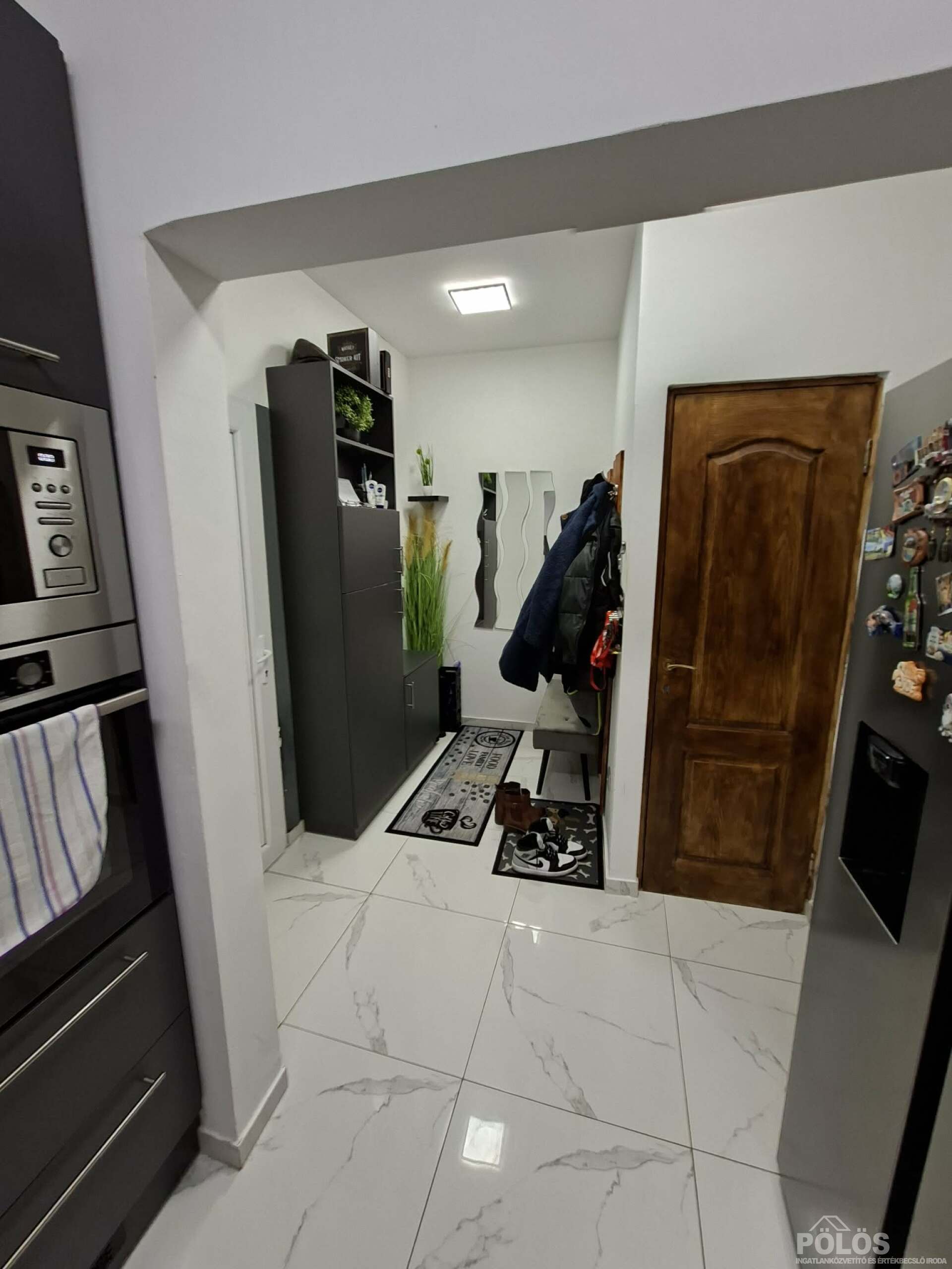 Belvároshoz közel igényesen felújított utcafronti házrész kertrésszel,garázzsal eladó