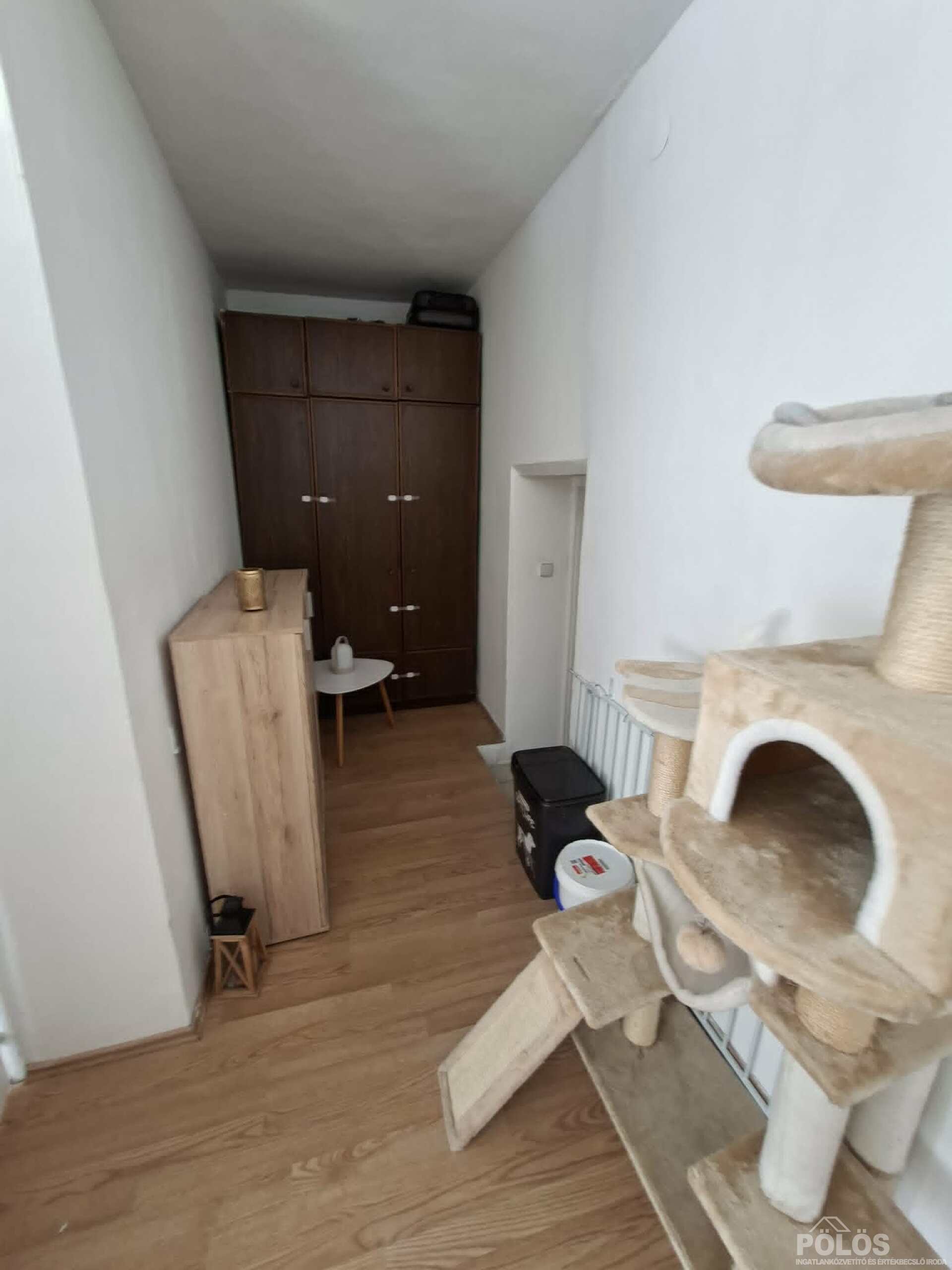 Belvároshoz közel 2 lakrészből álló jó állapotú lakás garázzsal,kerttel ,pincével eladó