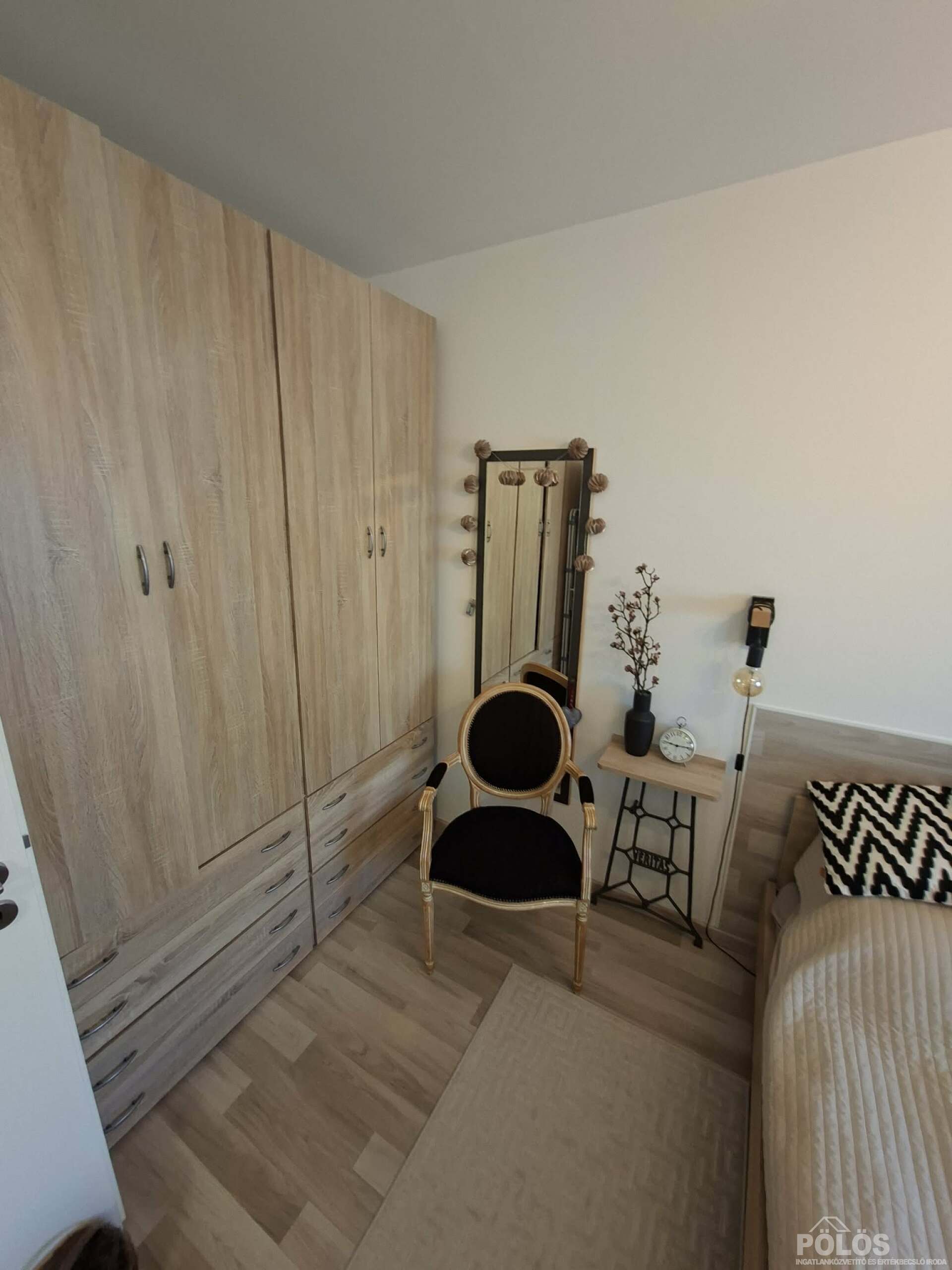 Jereván lakótelepen III.em 50 m2-es extra igényes lakás teljes berendezéssel eladó!