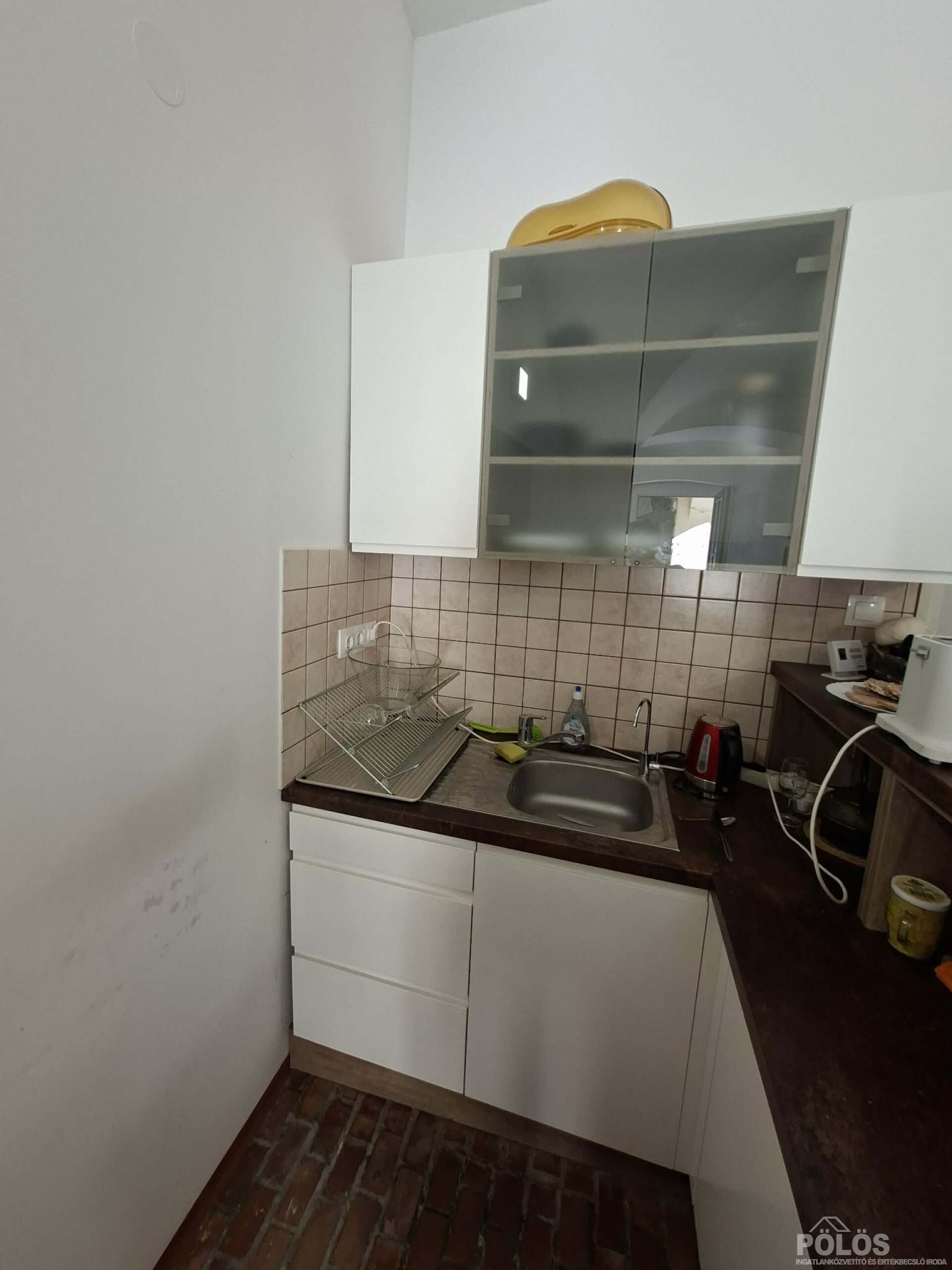 Várkerületen csendes helyen belső udvarban üzlethelyiség eladó