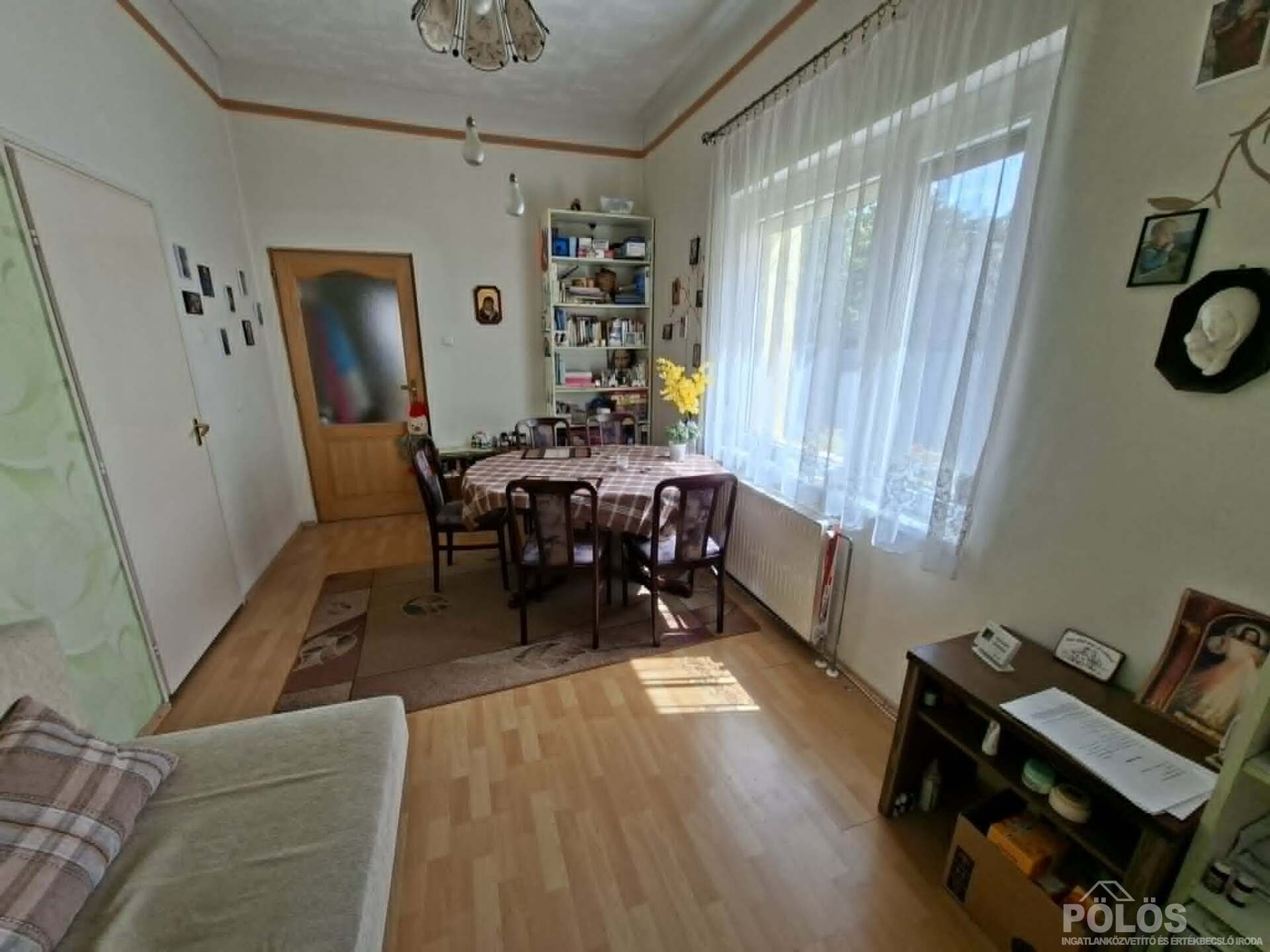 Sopronban csendes helyen családi házas övezetben szép állapotú házrész kerttel,garázzsal eladó