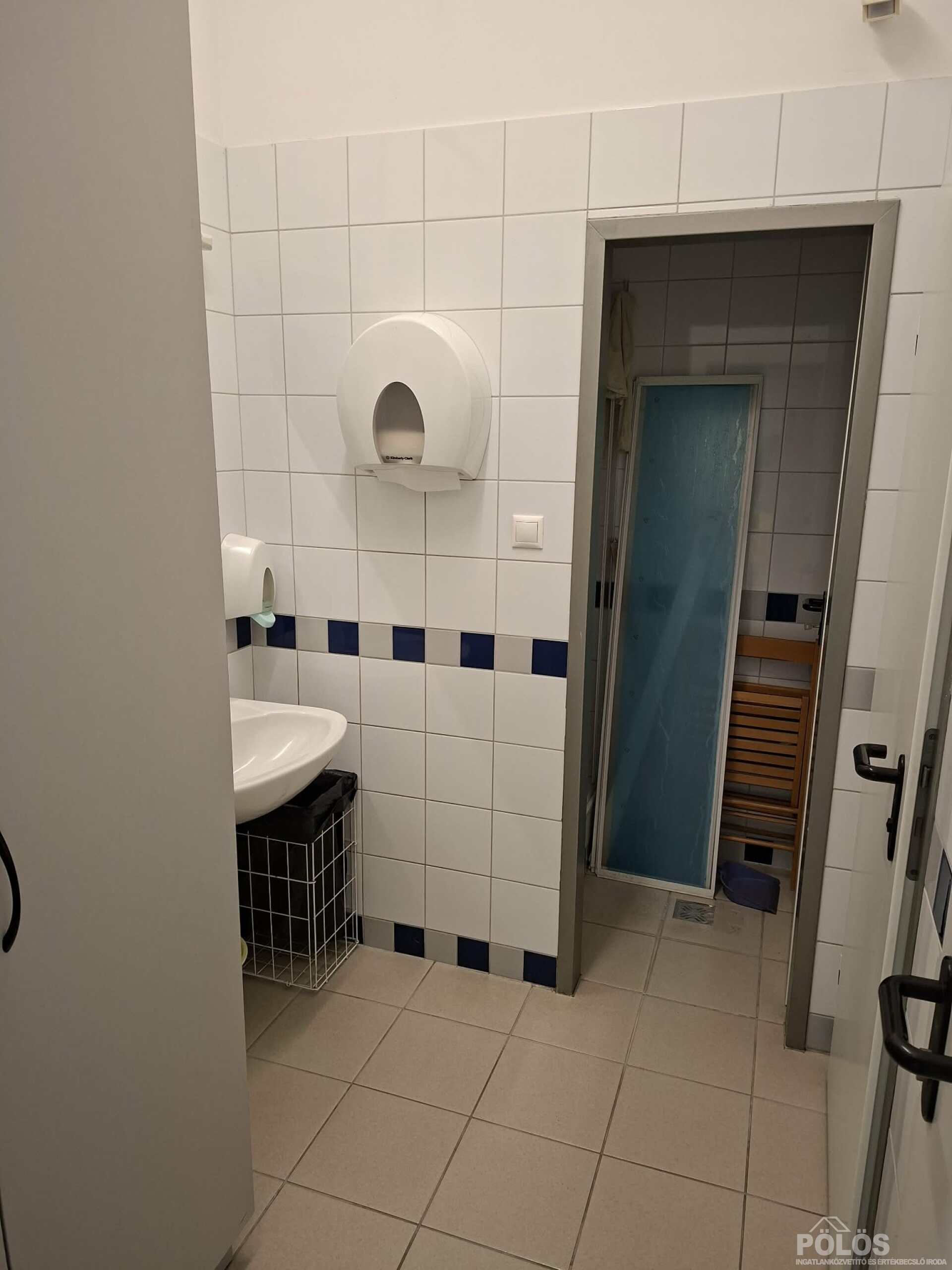 Sopronban igényes kialakítású ipari ingatlan irodákkal,csarnokkal eladó