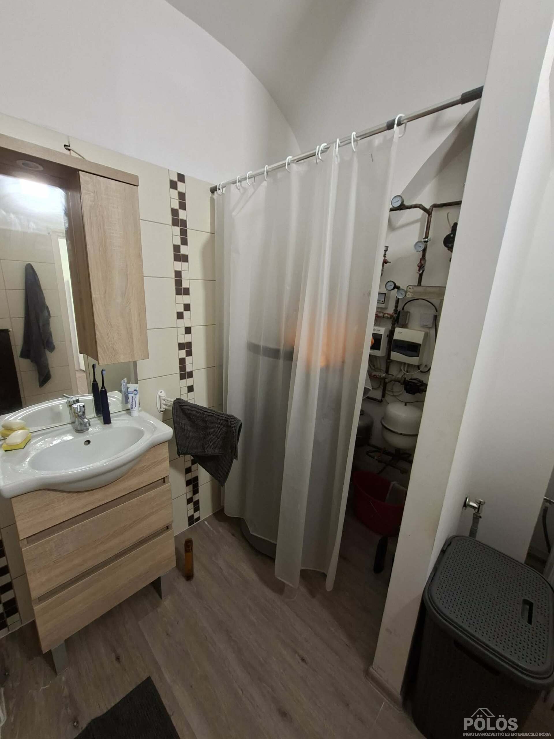 Várkerületen csendes helyen belső udvarban üzlethelyiség eladó
