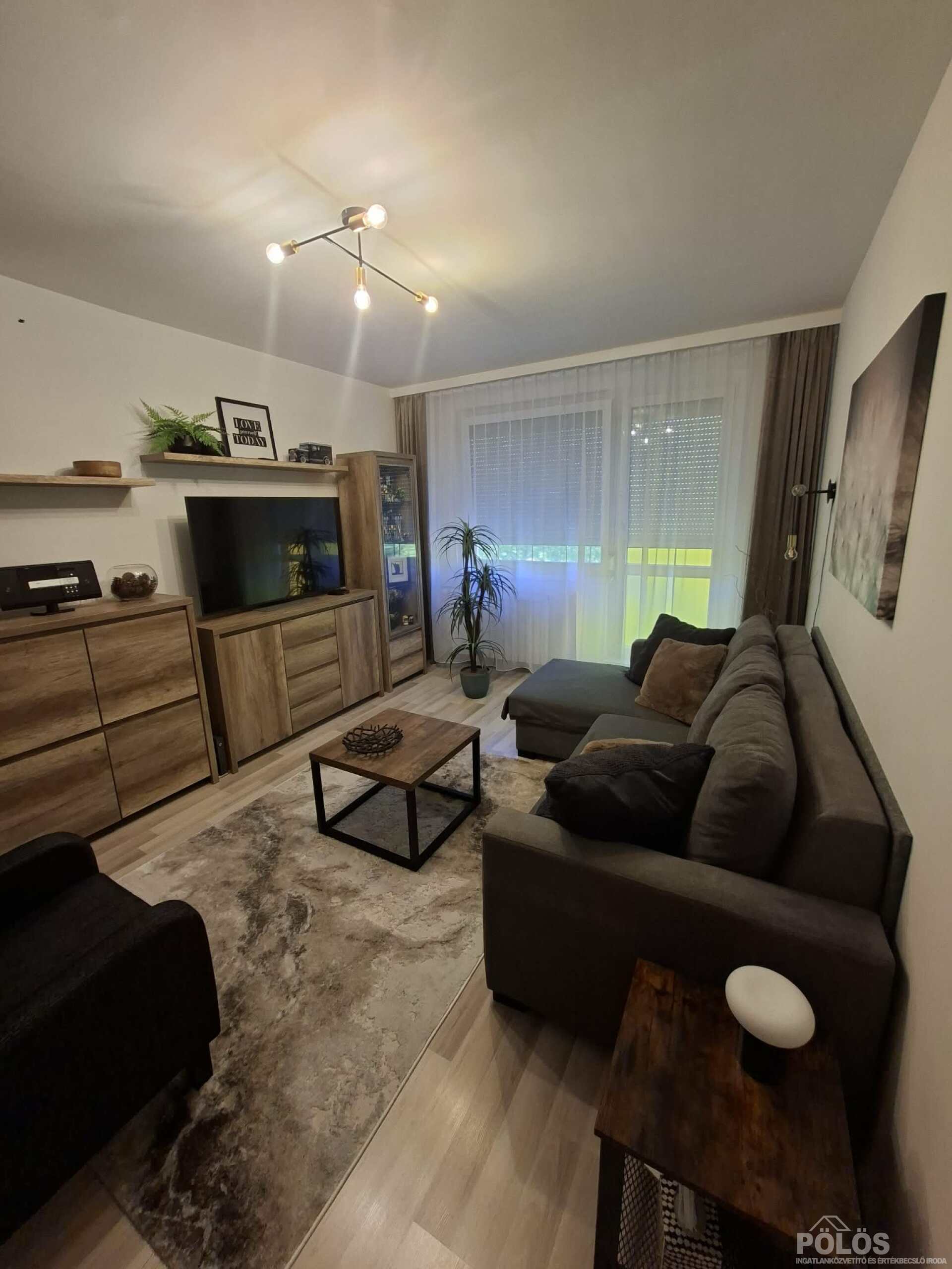 Jereván lakótelepen III.em 50 m2-es extra igényes lakás teljes berendezéssel eladó!