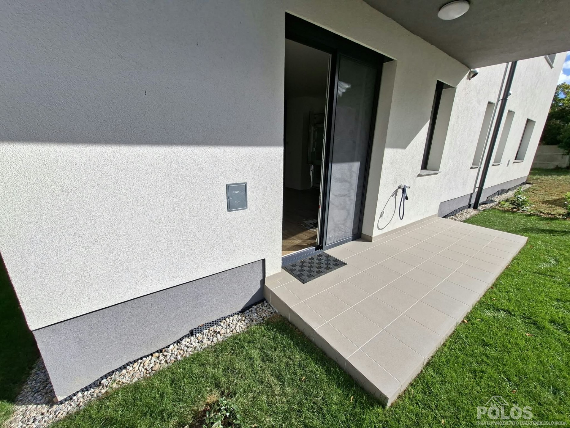 Ibolya úton Lővérek szélén új építésű társasházban igényes bútorozott  lakás ,garázzsal,gk.beállóval kiadó kiadó
