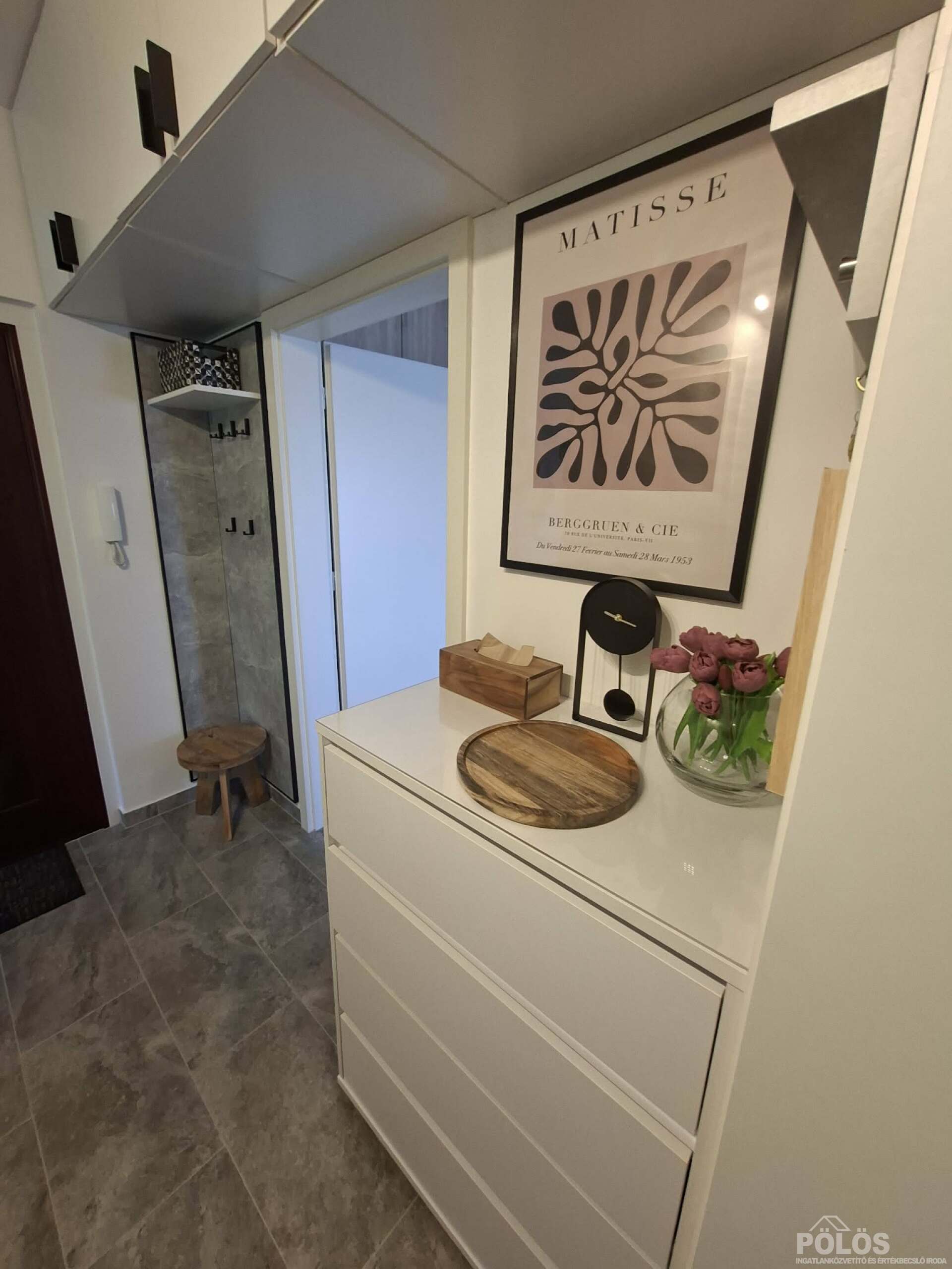 Jereván lakótelepen III.em 50 m2-es extra igényes lakás teljes berendezéssel eladó!