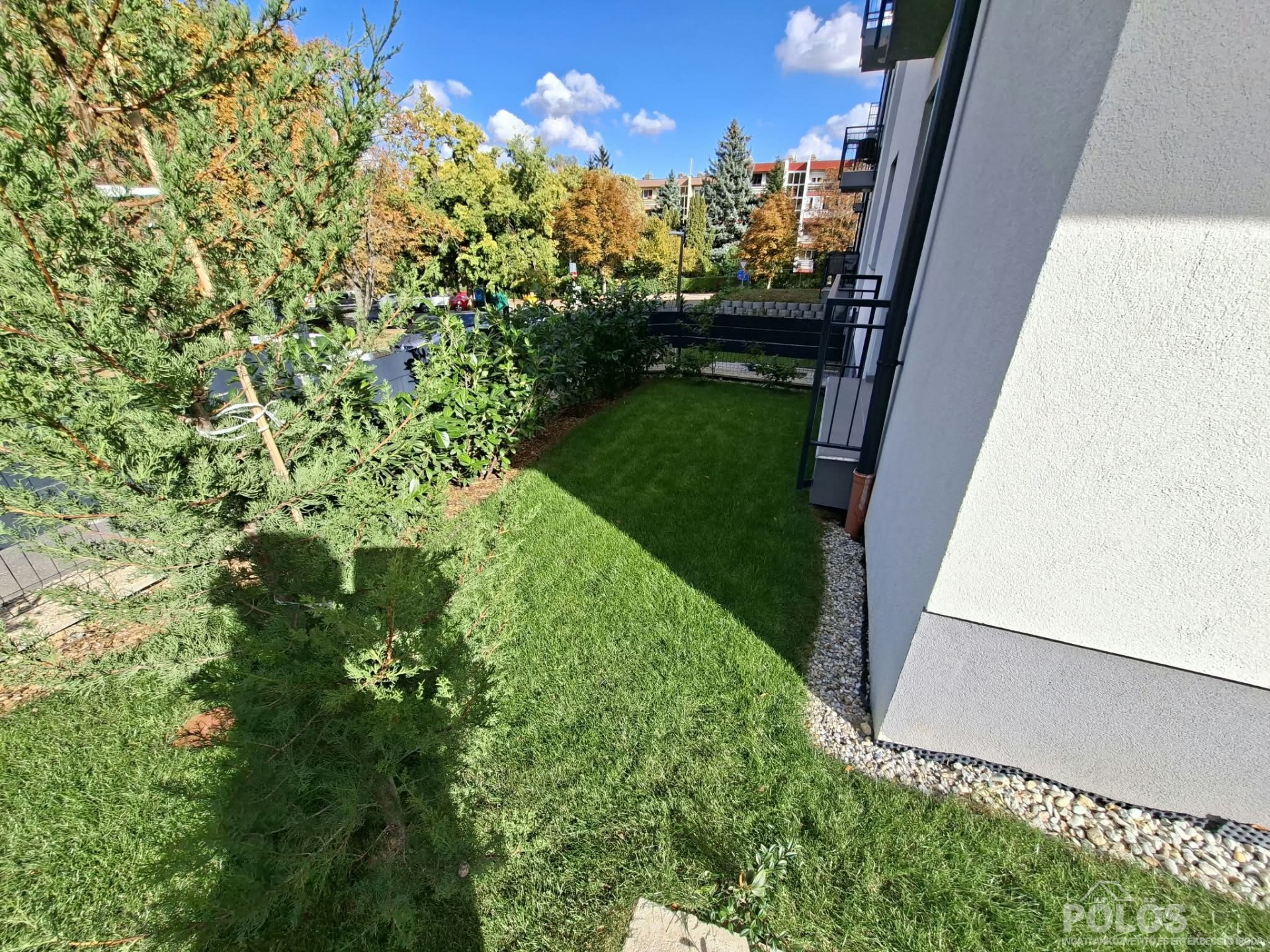 Ibolya úton Lővérek szélén új építésű társasházban igényes bútorozott  lakás ,garázzsal,gk.beállóval kiadó kiadó