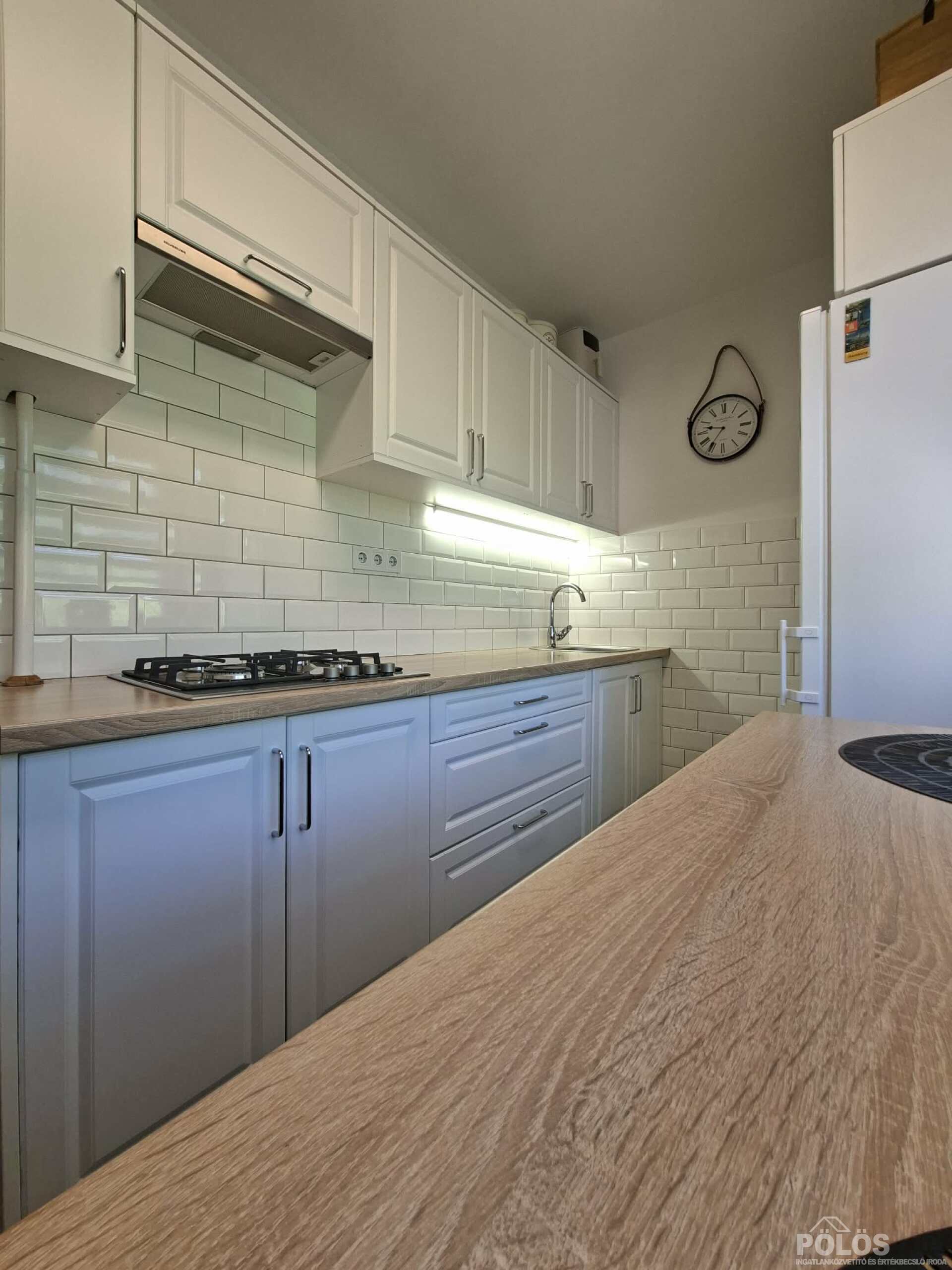 Jereván lakótelepen III.em 50 m2-es extra igényes lakás teljes berendezéssel eladó!