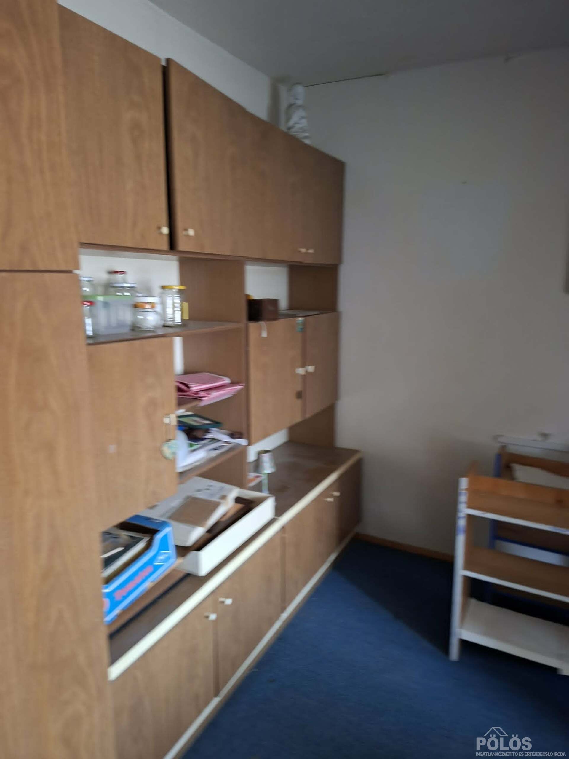 Alsólövérekben 1,5 szobás erkélyes lakás,garázs,tároló,kertrésszel eladó