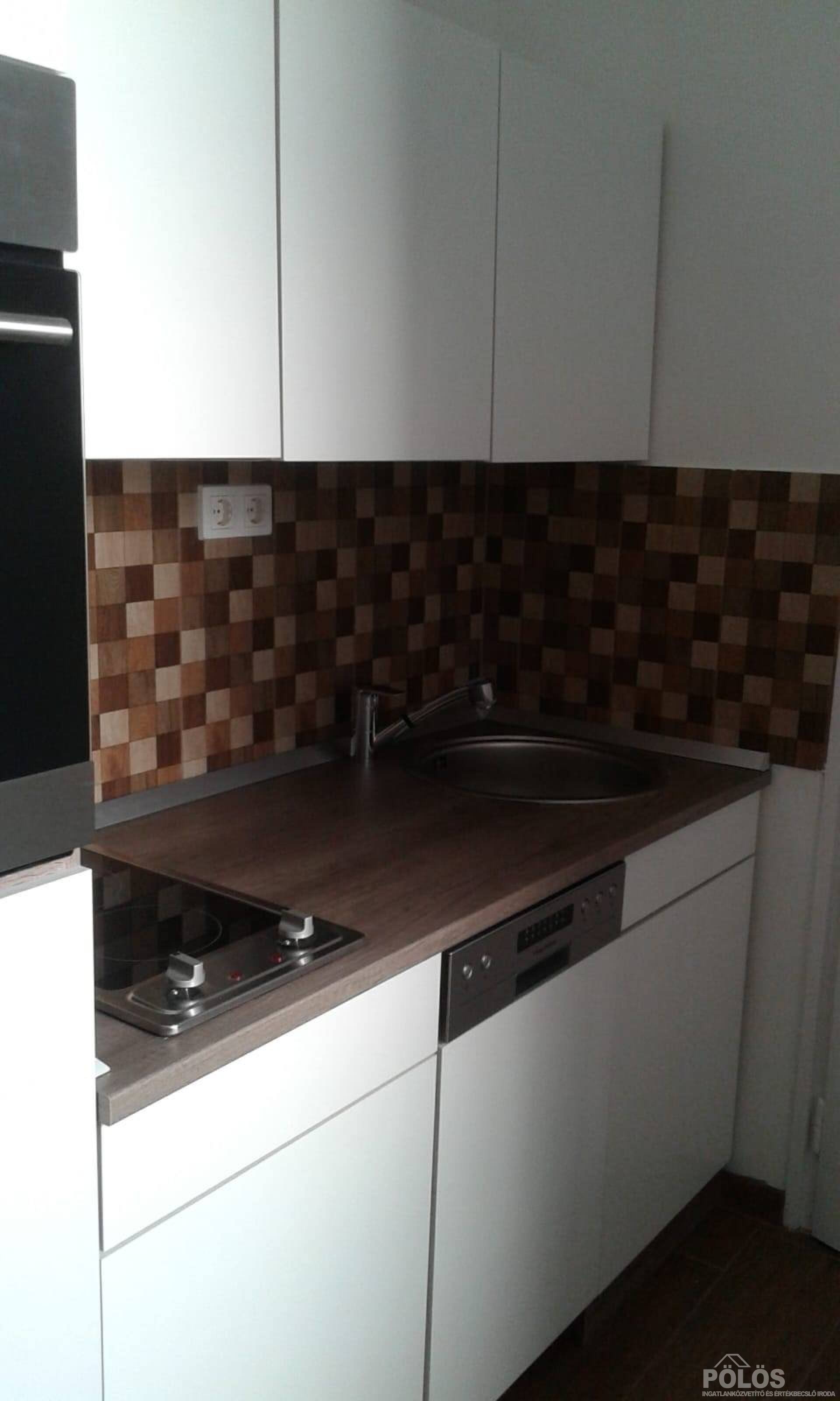 Sopronban Deák téren 62 m2-es 2 szobás erkélyes lakás kiadó