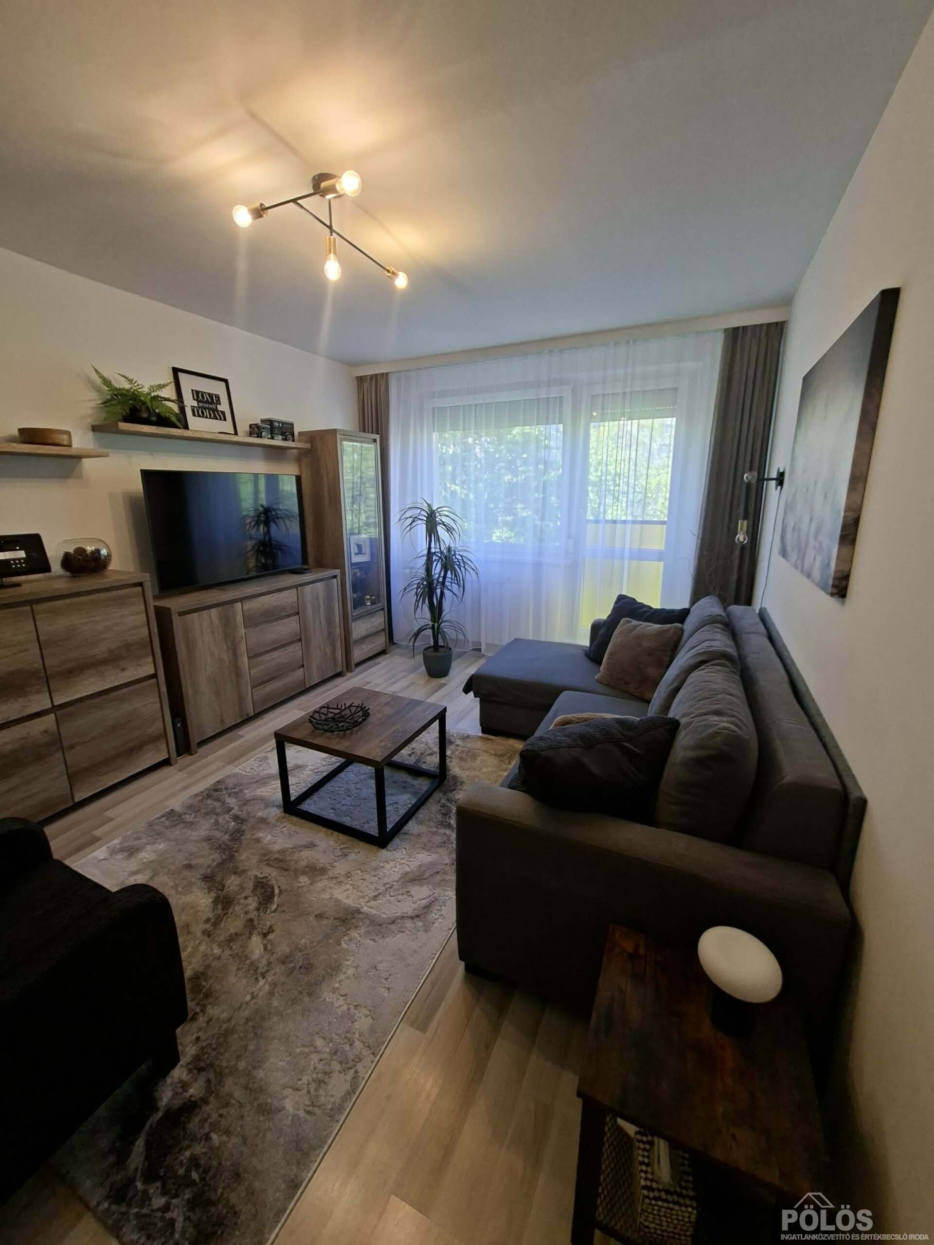 Jereván lakótelepen III.em 50 m2-es extra igényes lakás teljes berendezéssel eladó!