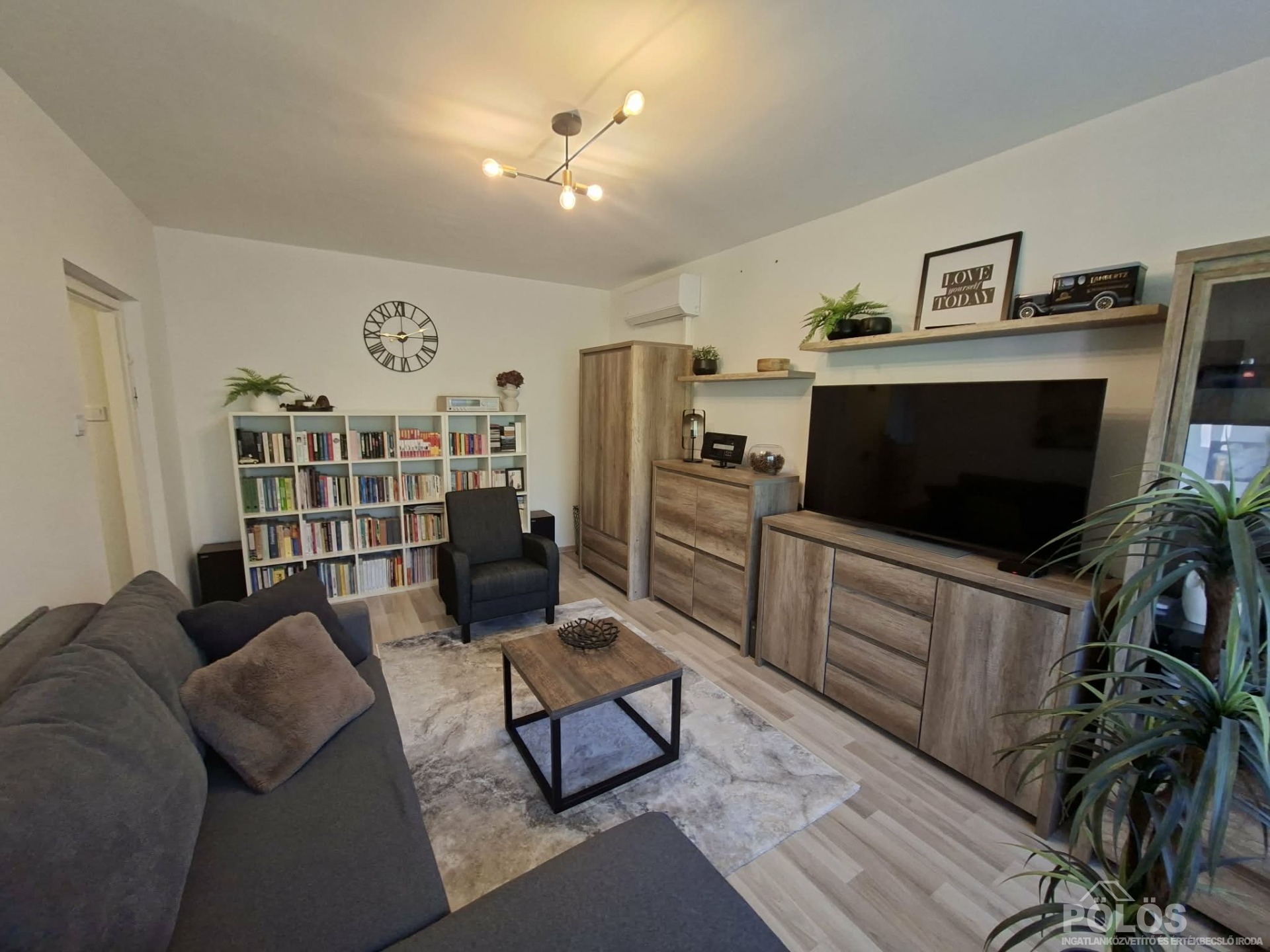 Jereván lakótelepen III.em 50 m2-es extra igényes lakás teljes berendezéssel eladó!