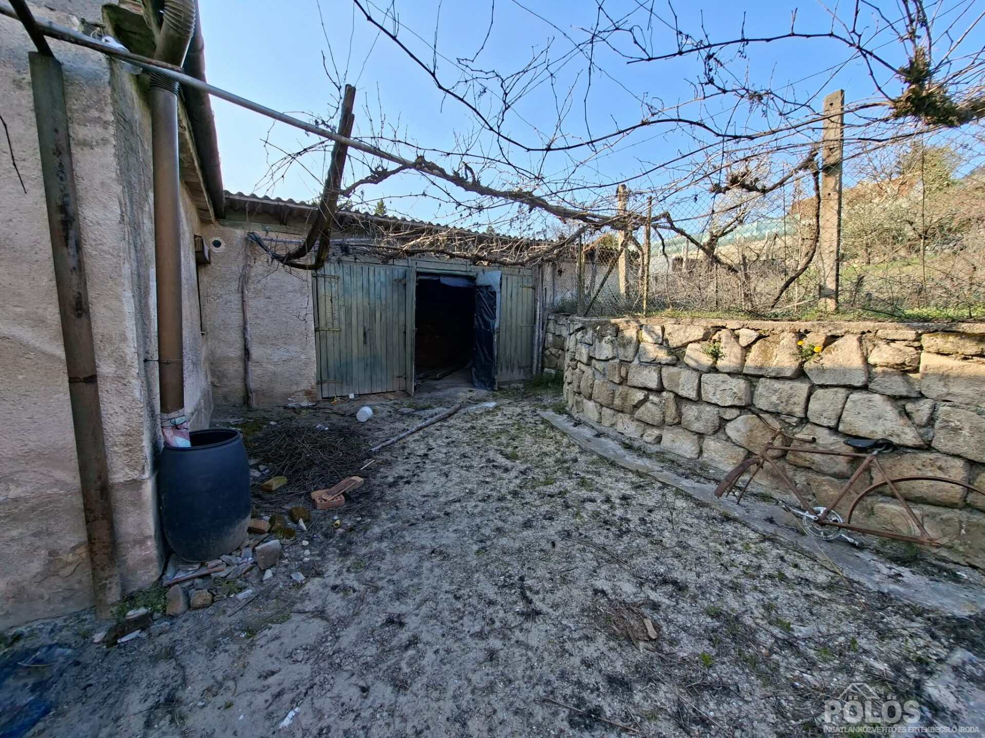 Fertőrákoson csendes helyen felújításra szoruló ház eladó