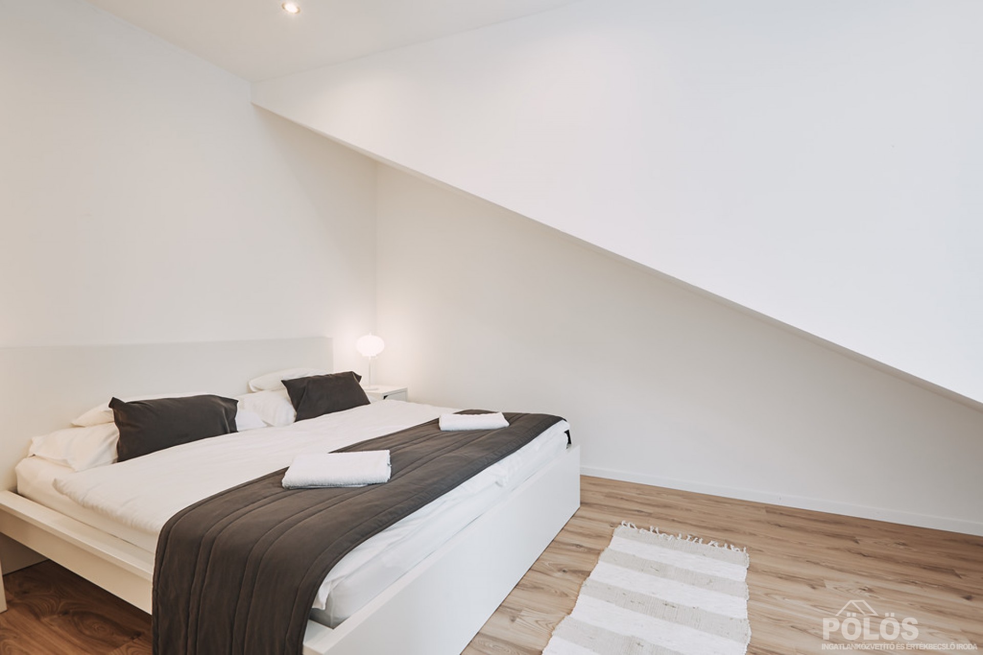 Belvároshoz közel igényes erkélyes lakás kiadó gk.beállóval