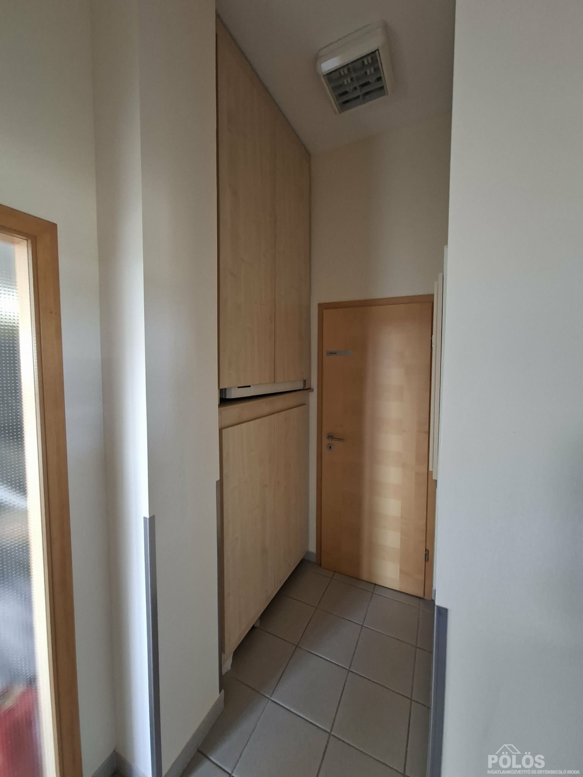Sopronban igényes kialakítású ipari ingatlan irodákkal,csarnokkal eladó