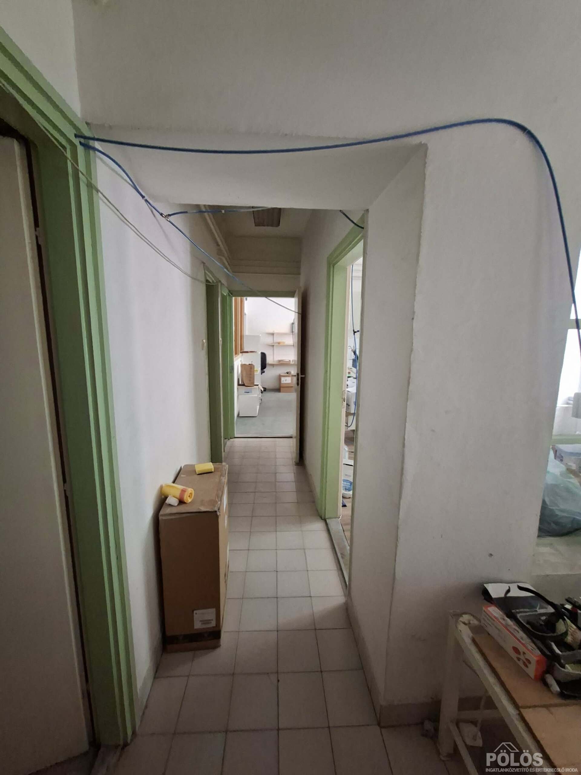 Várkerületen csendes helyen mfszt.67 m-es lakás eladó