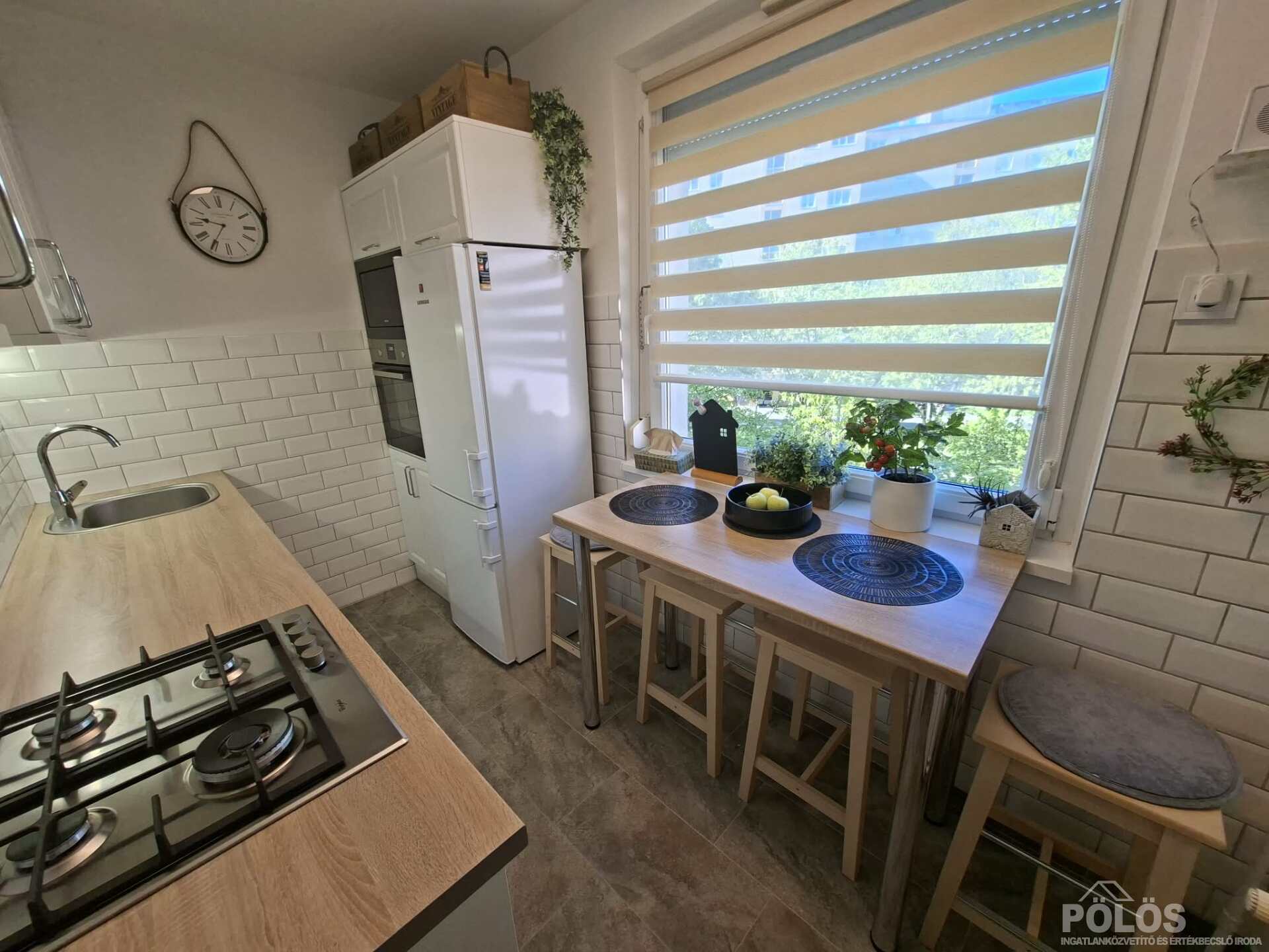 Jereván lakótelepen III.em 50 m2-es extra igényes lakás teljes berendezéssel eladó!