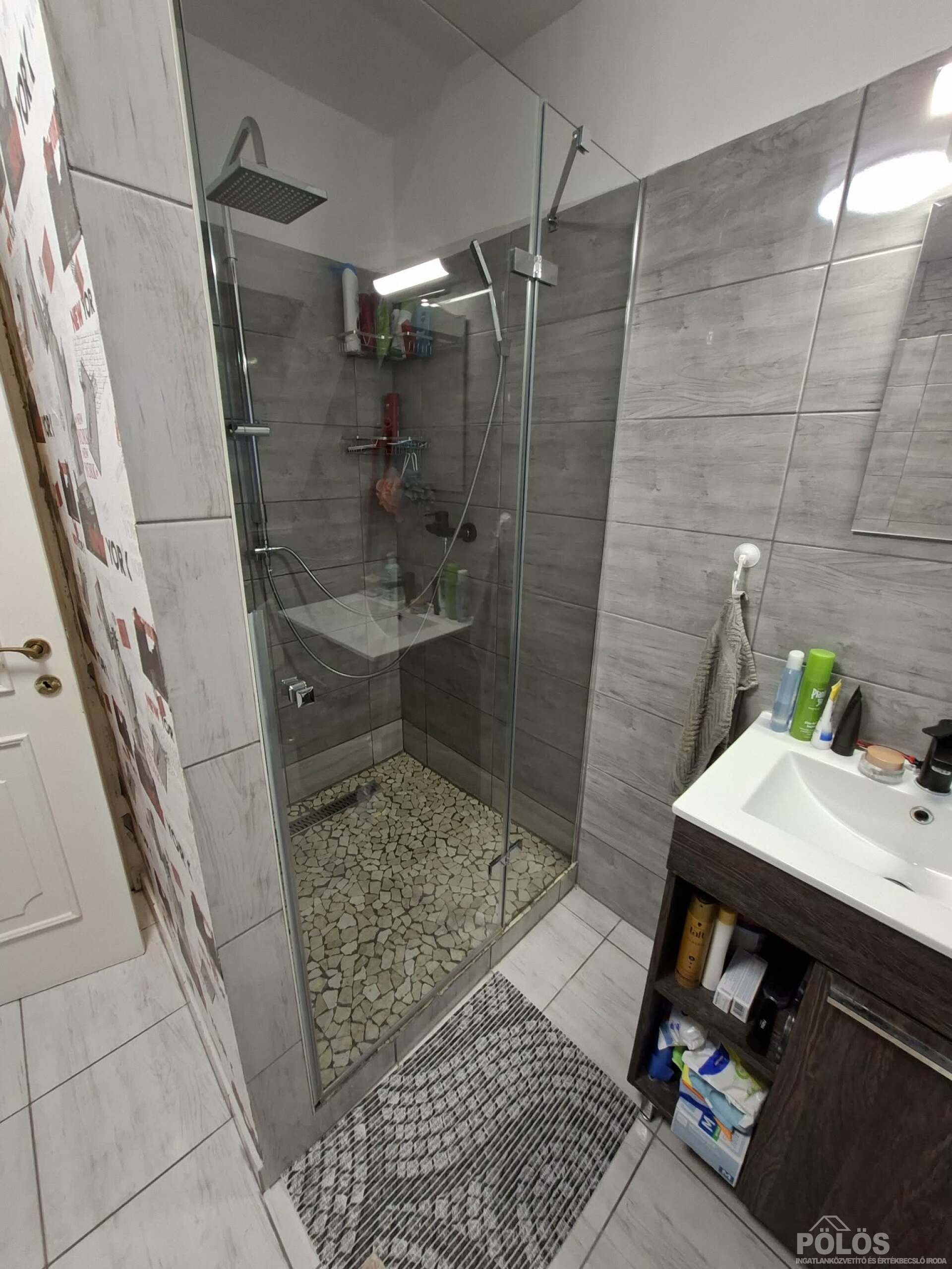 Belvároshoz közel igényesen felújított utcafronti házrész kertrésszel,garázzsal eladó