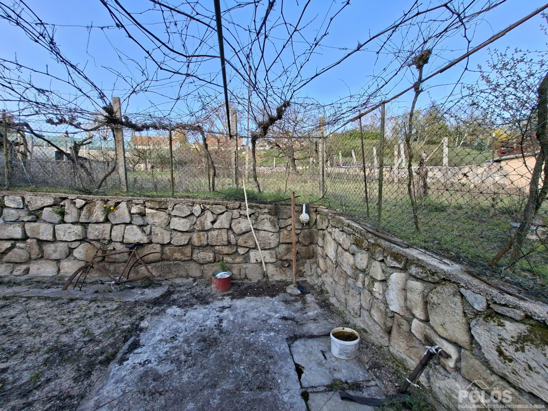 Fertőrákoson csendes helyen felújításra szoruló ház eladó