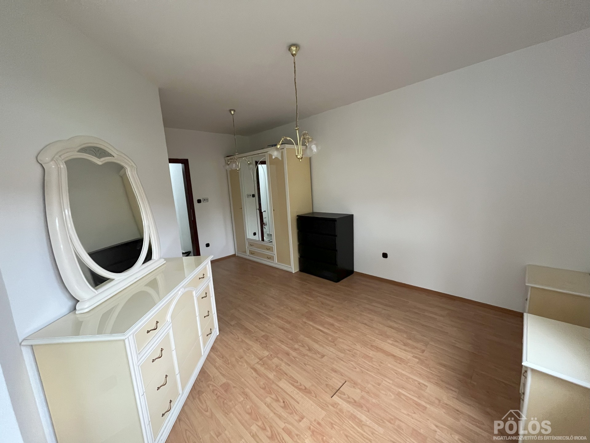 Sopronban belvároshoz közel 144 m2-es szép állapotú lakás garázzsal kertrésszel eladó!
