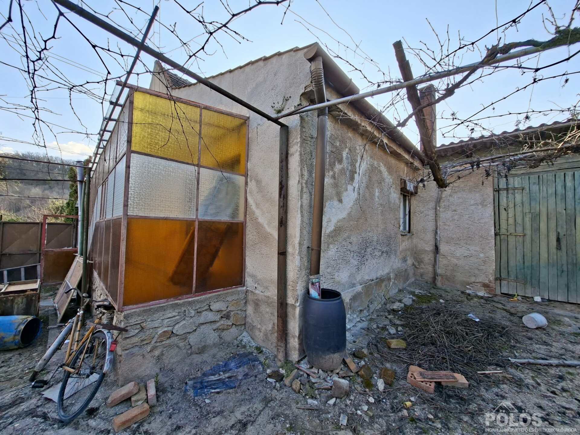 Fertőrákoson csendes helyen felújításra szoruló ház eladó