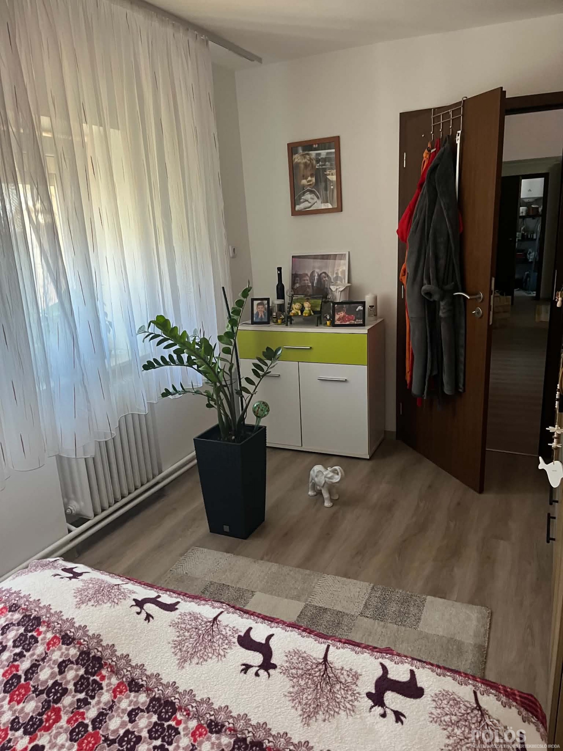 Balfon központi helyen családi ház teljes bútorzattal hosszú távra kiadó