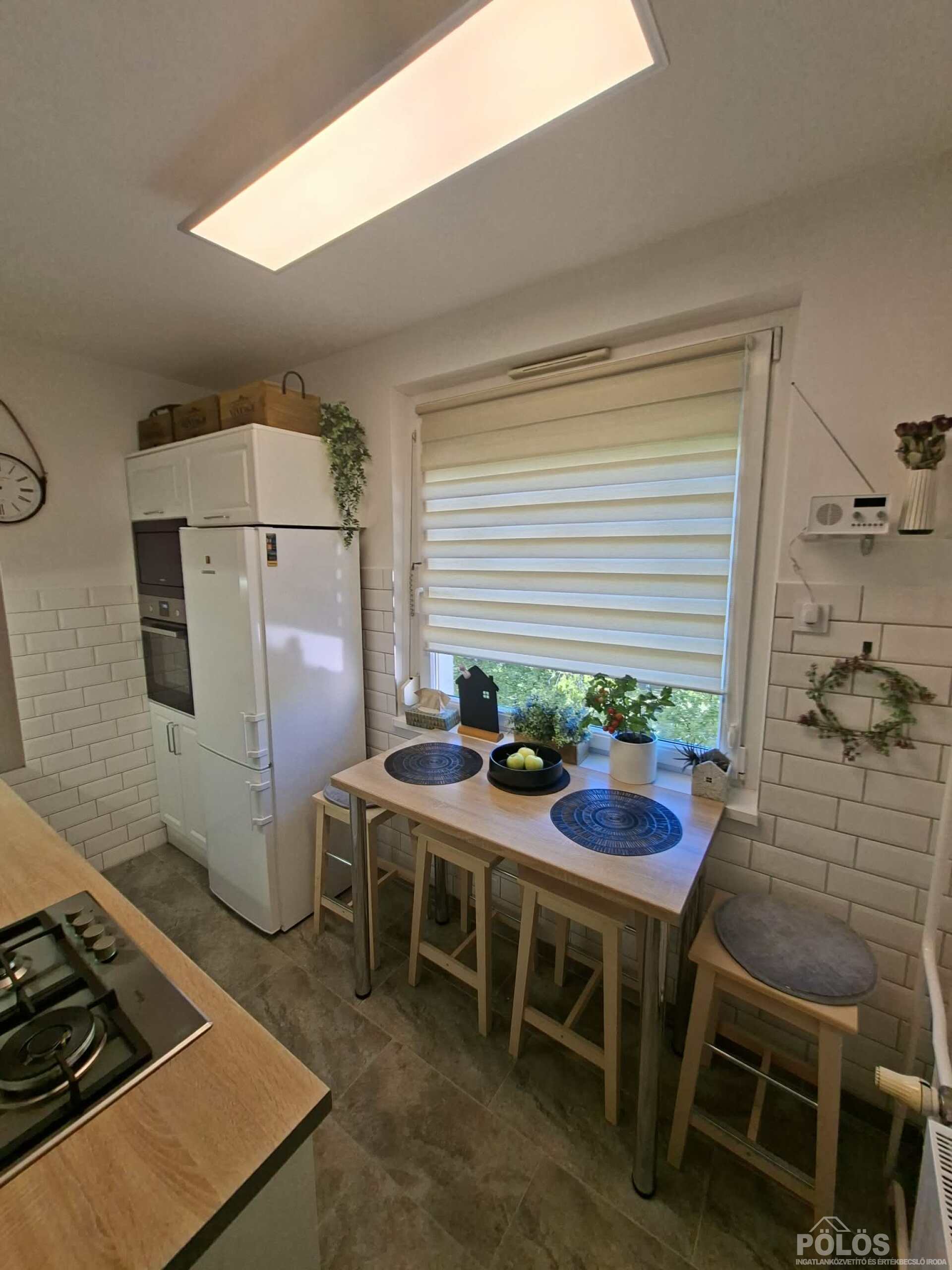 Jereván lakótelepen III.em 50 m2-es extra igényes lakás teljes berendezéssel eladó!