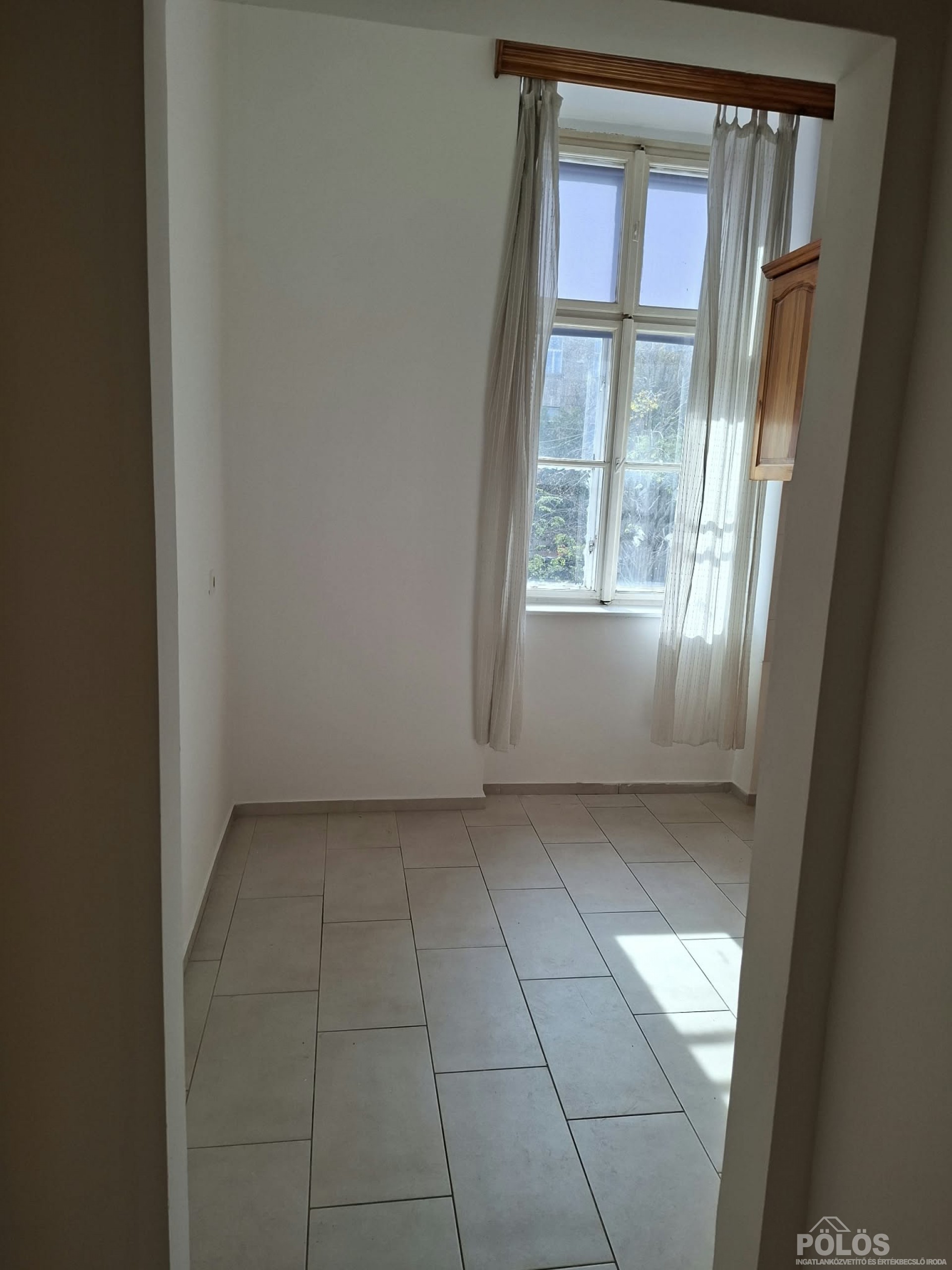 Széchenyi téren központi helyen 41 m2-es lakás kiadó