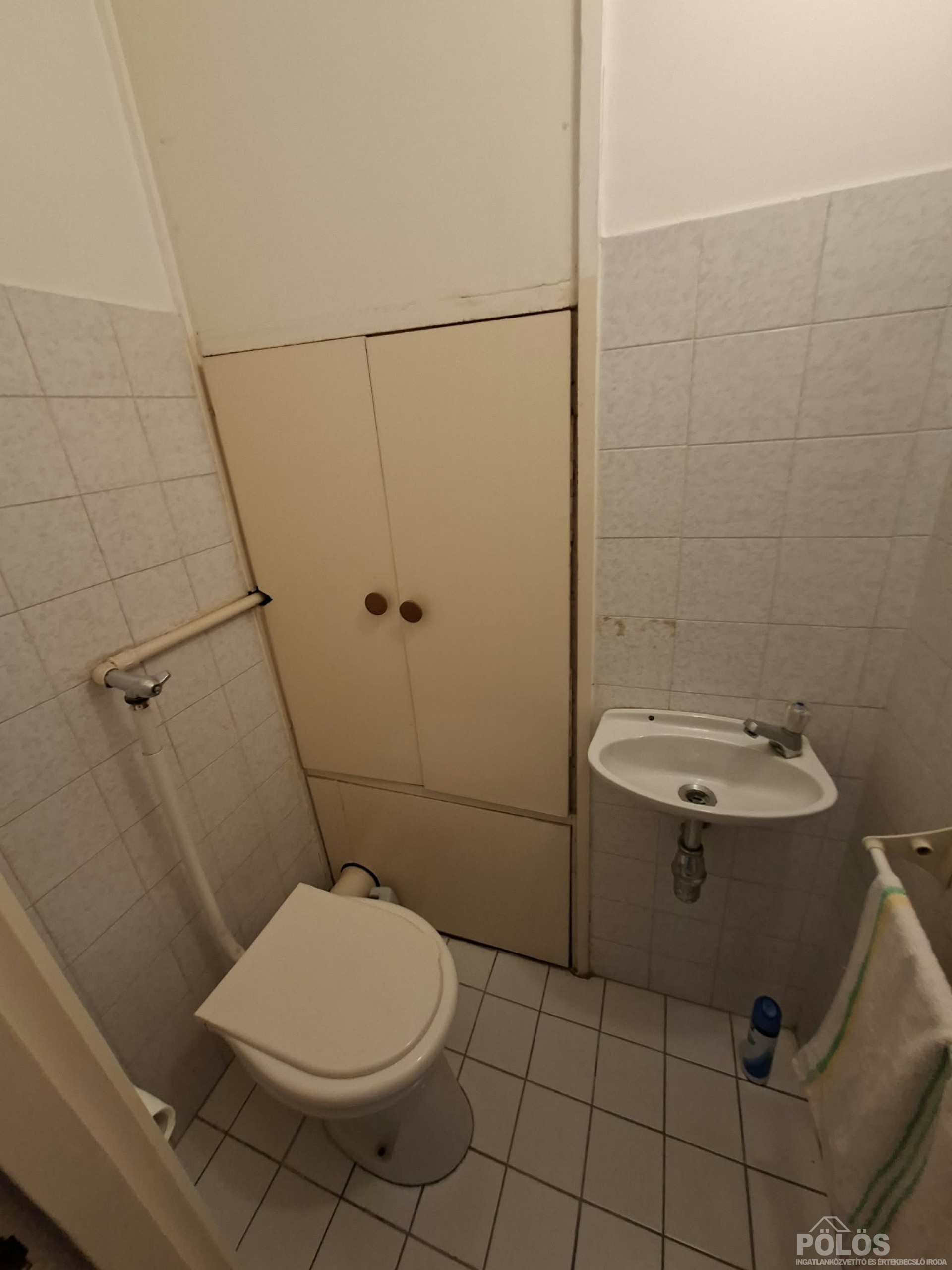 Lővérek aljában csendes helyen tágas panorámás 2 erkélyes lakás eladó