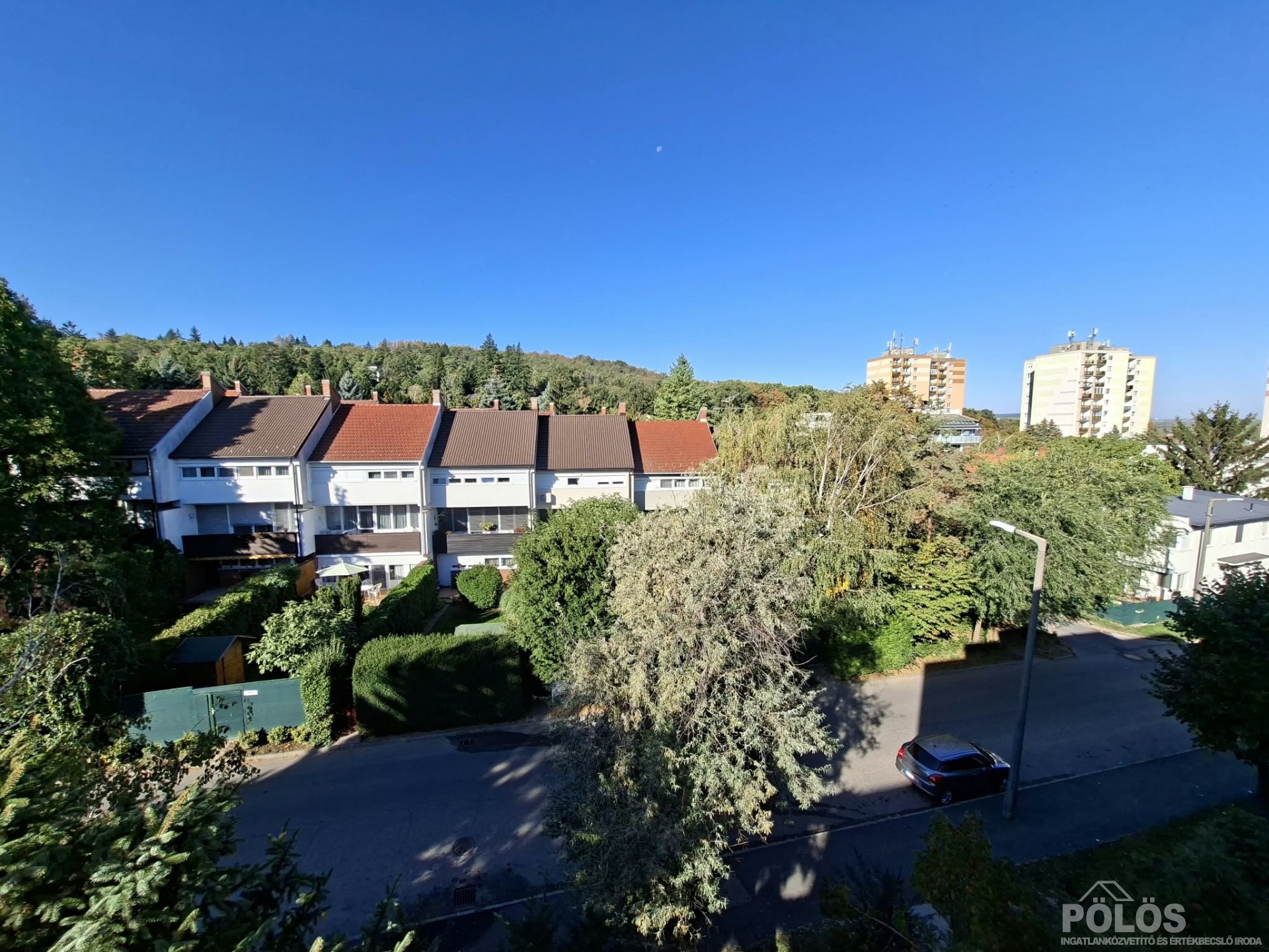 Lővérek aljában csendes helyen tágas panorámás 2 erkélyes lakás eladó