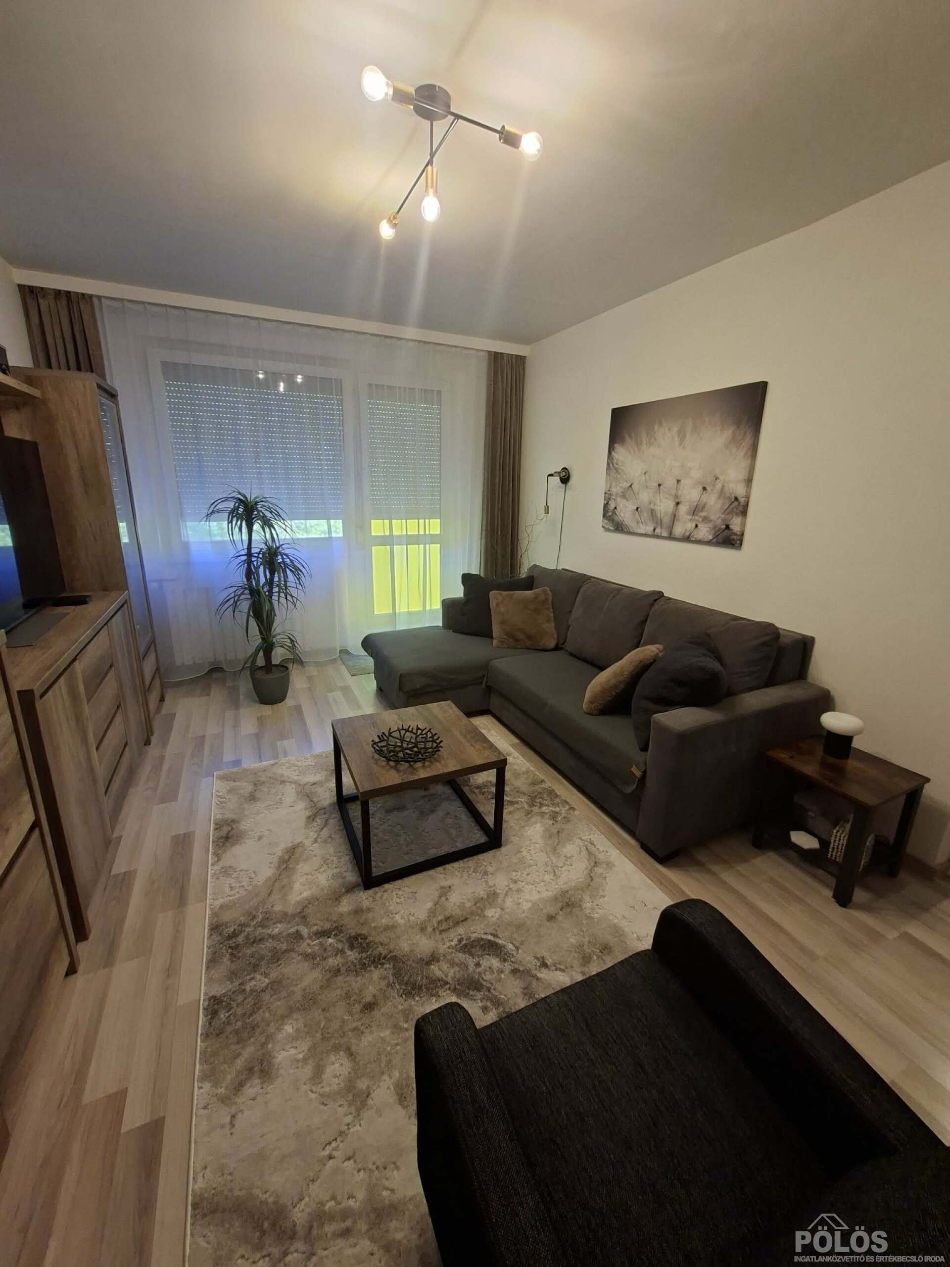 Jereván lakótelepen III.em 50 m2-es extra igényes lakás teljes berendezéssel eladó!