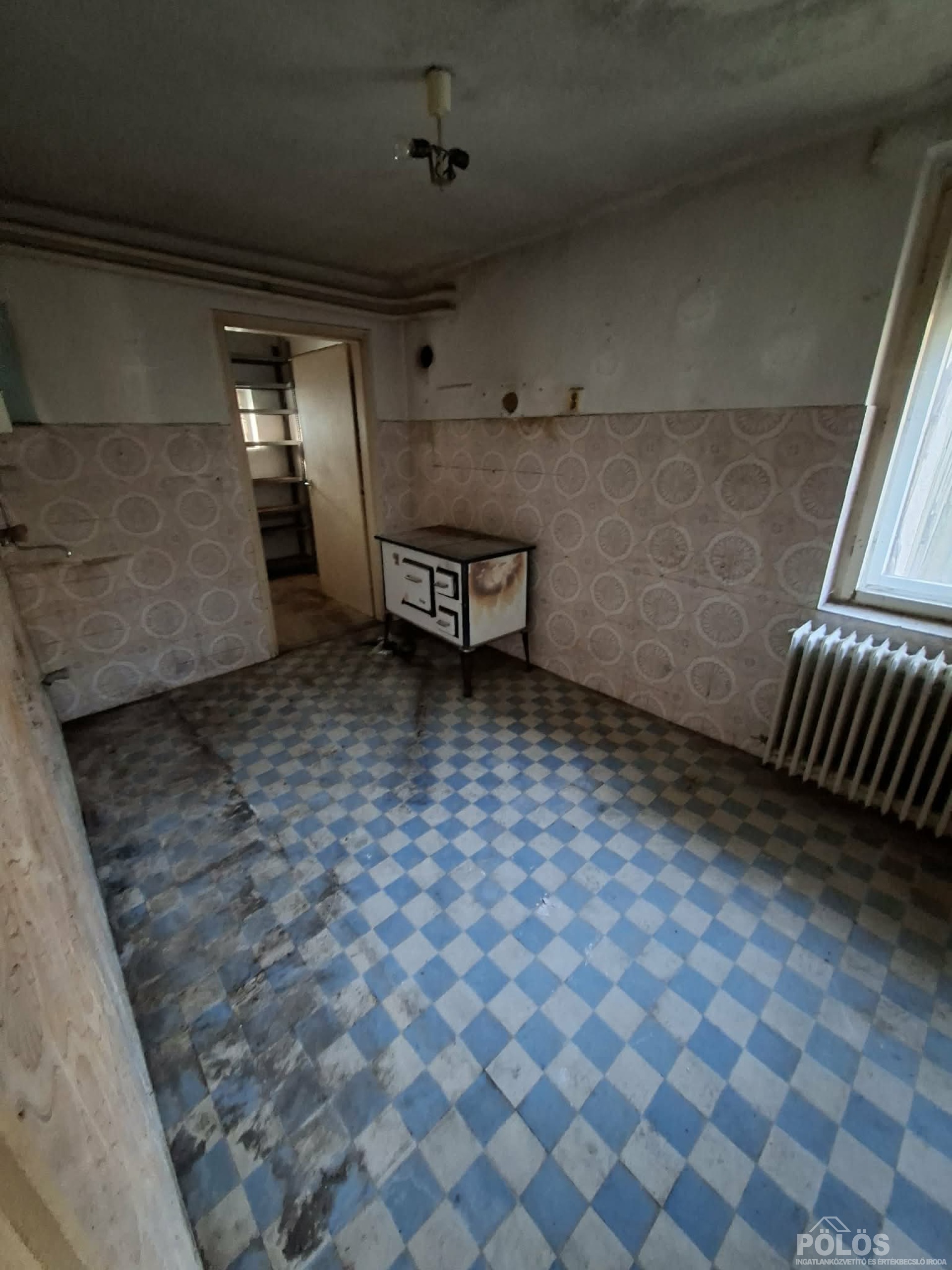 Fertőrákoson csendes helyen felújításra szoruló ház eladó