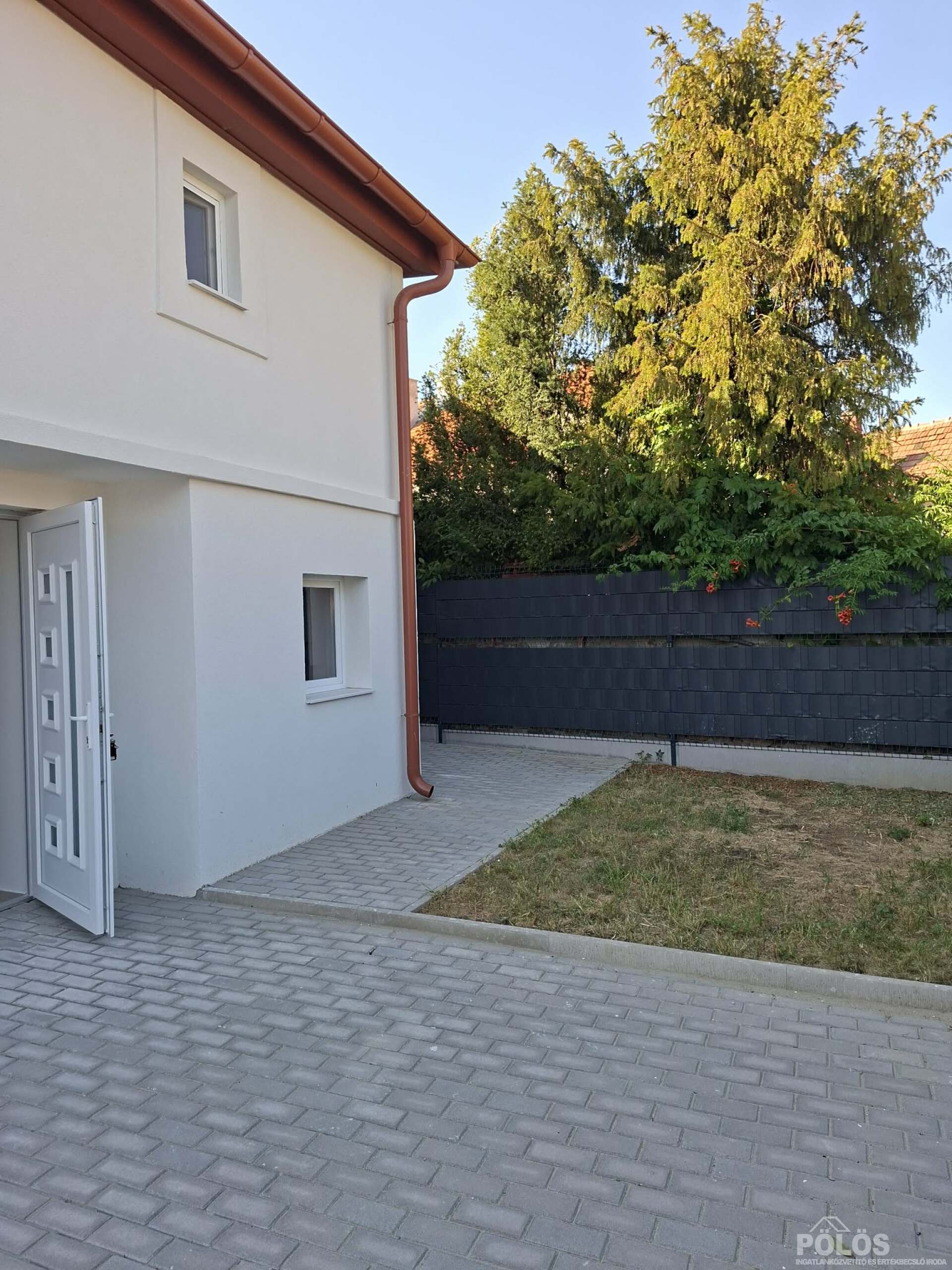 Ravazd úti lakótelepen családi házas övezetben igényes lakás kerttel gk.beállóval kiadó
