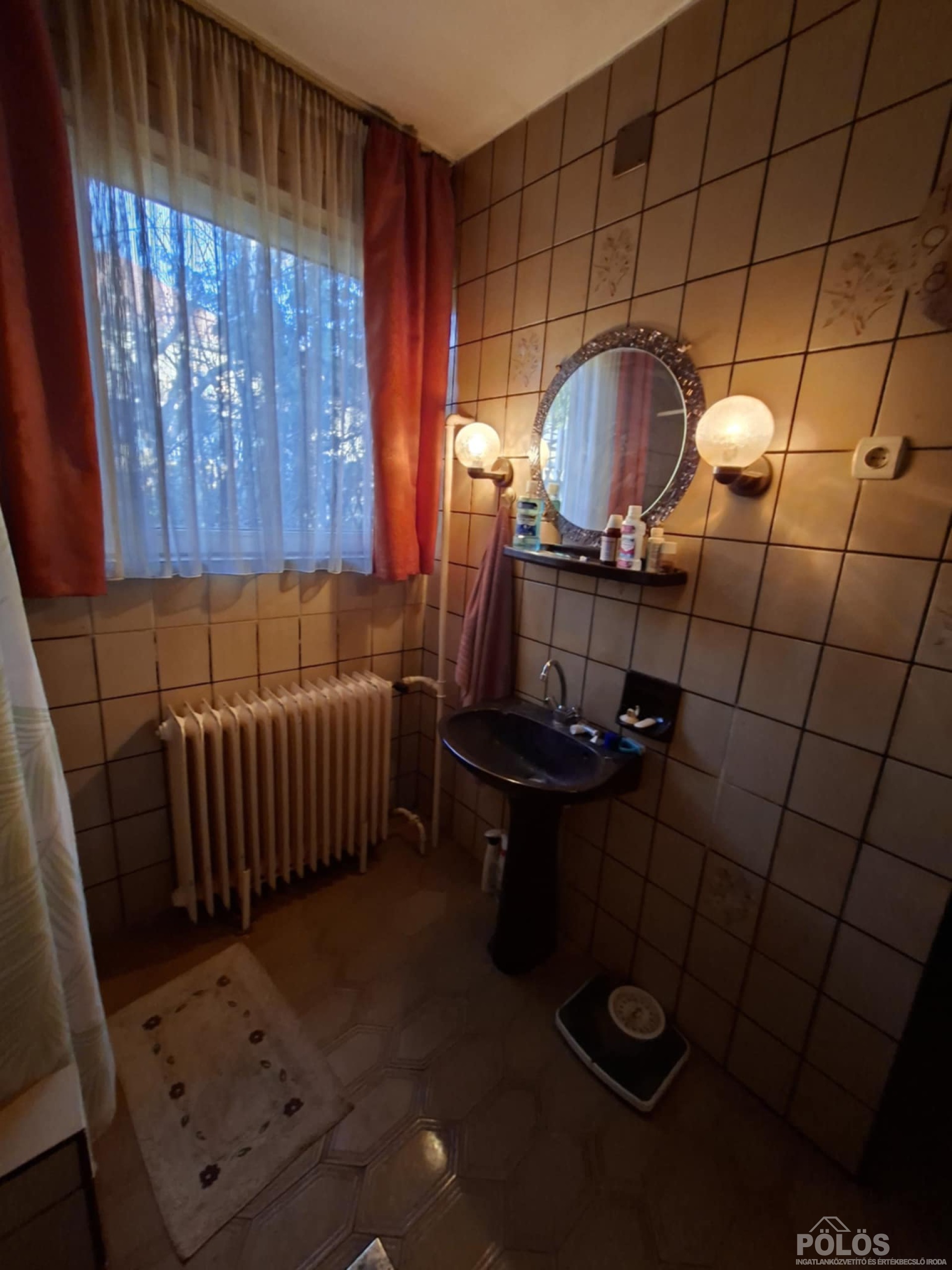 Belvároshoz közel jó állapotú önálló családi ház eladó