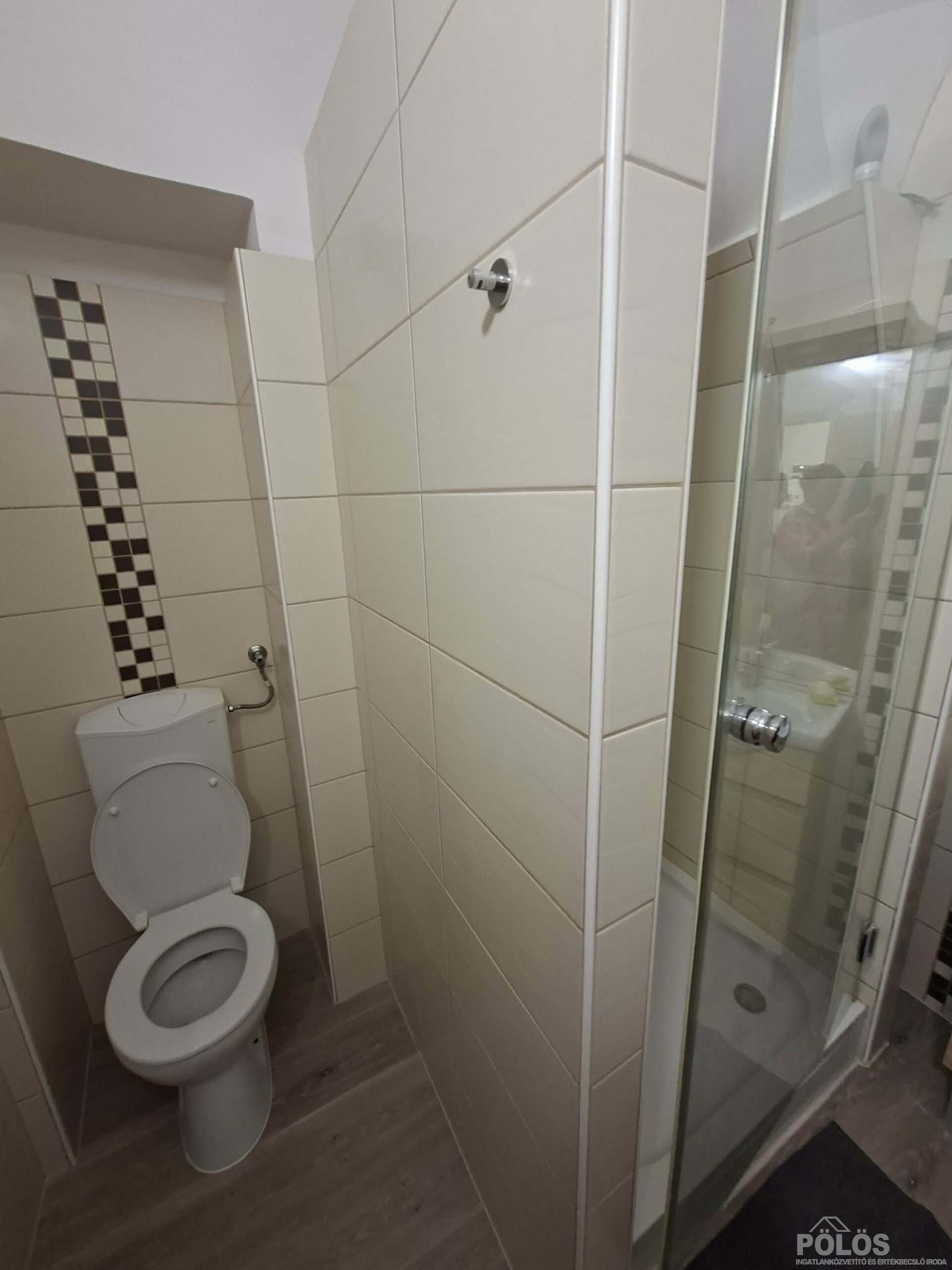 Várkerületen csendes helyen belső udvarban üzlethelyiség eladó