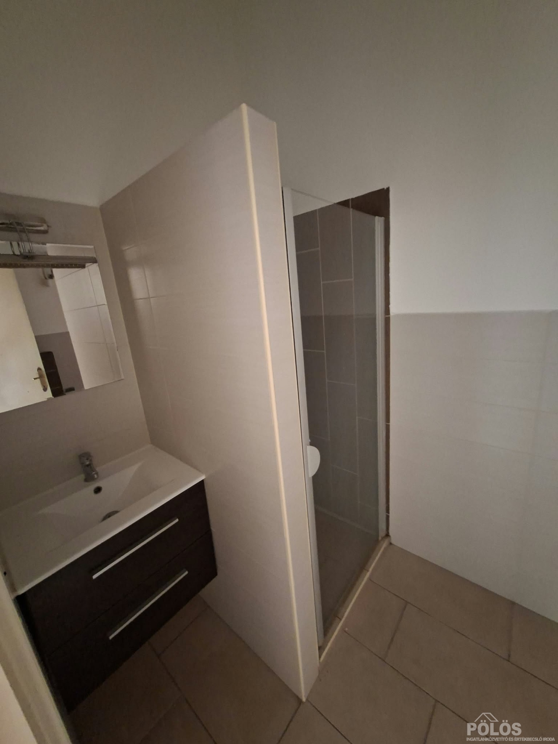 Széchenyi téren központi helyen 41 m2-es lakás kiadó