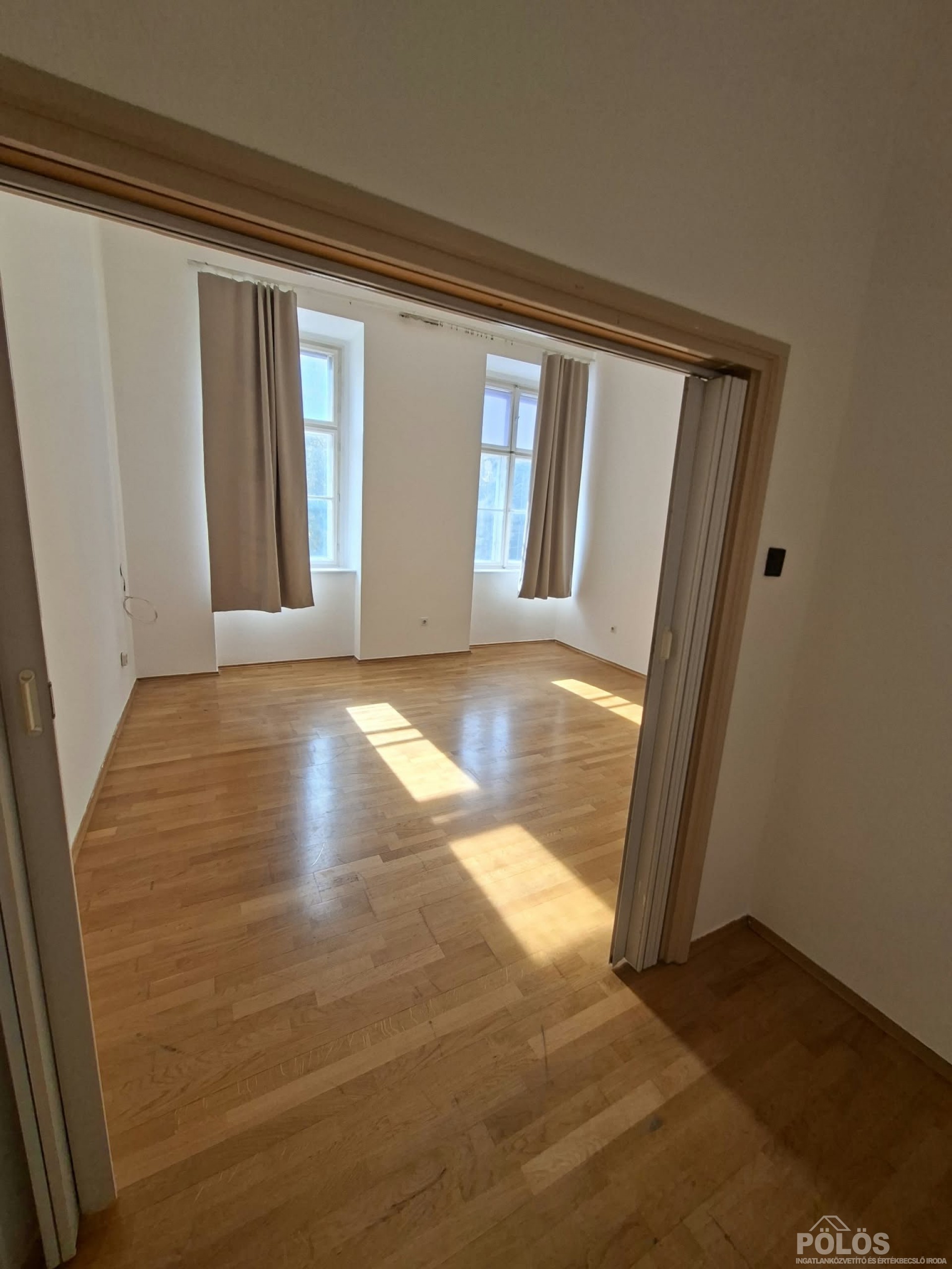 Széchenyi téren központi helyen 41 m2-es lakás kiadó