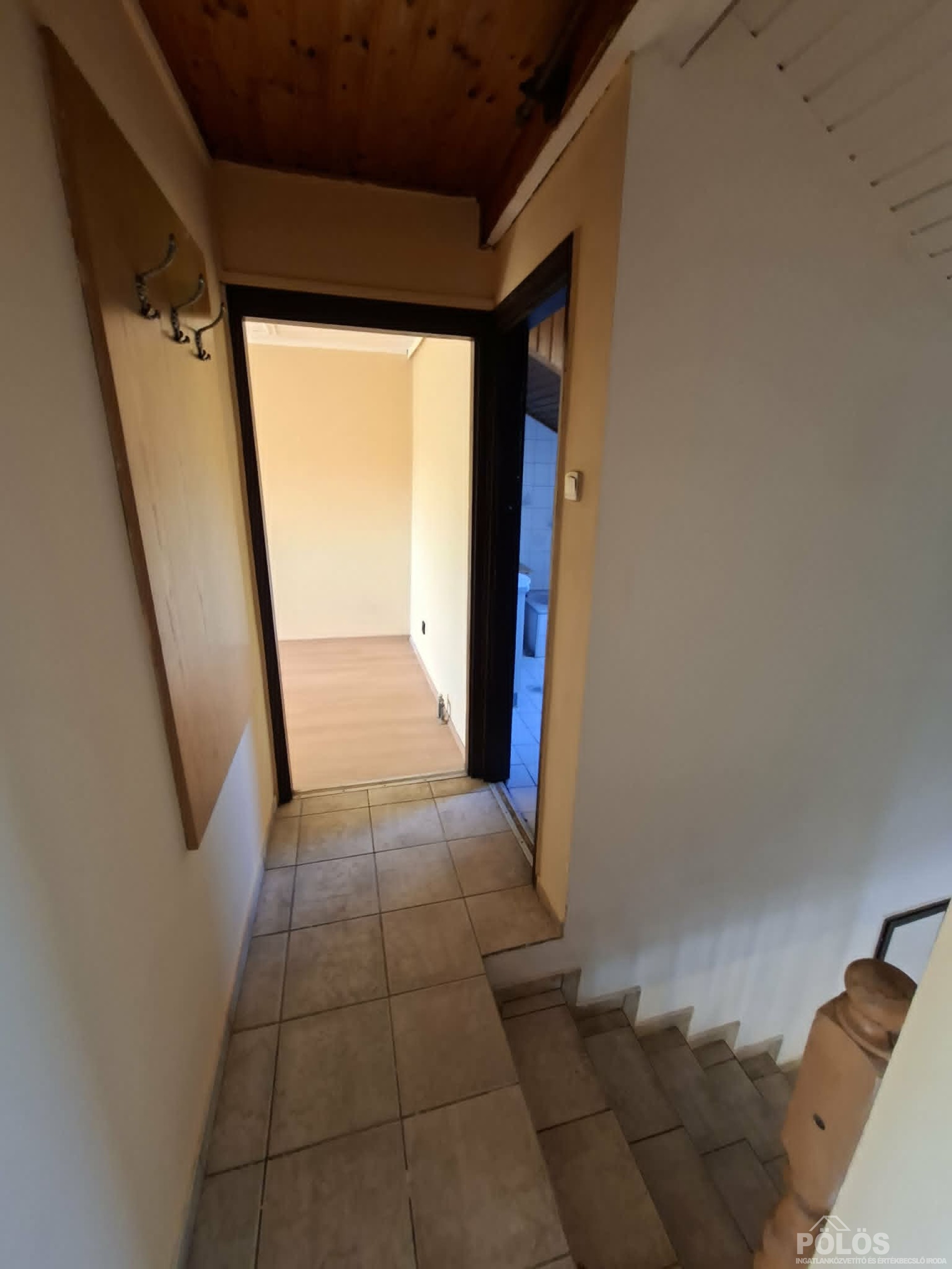 Belvároshoz közel 2 lakrészből álló jó állapotú lakás garázzsal,kerttel ,pincével eladó