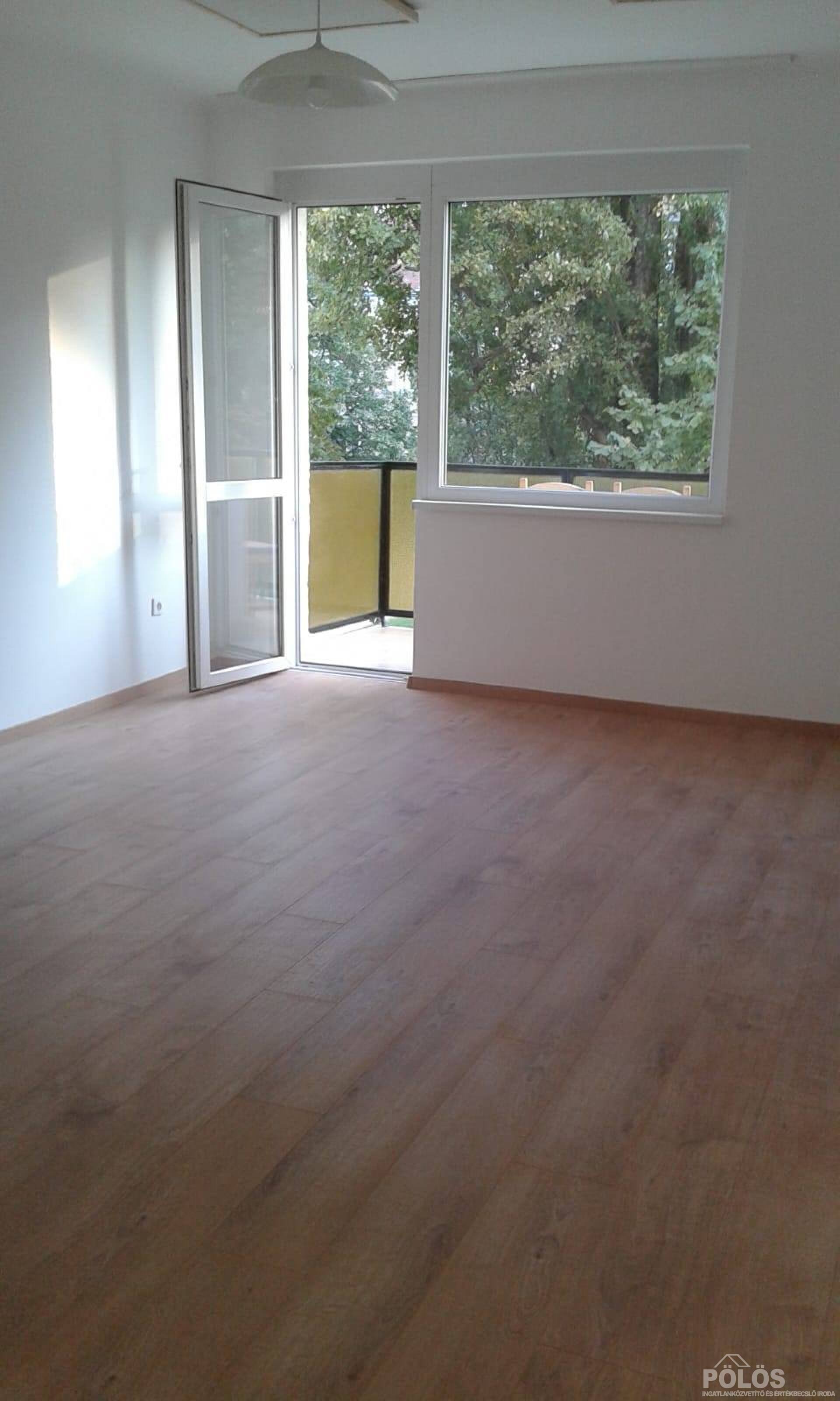 Sopronban Deák téren 62 m2-es 2 szobás erkélyes lakás kiadó