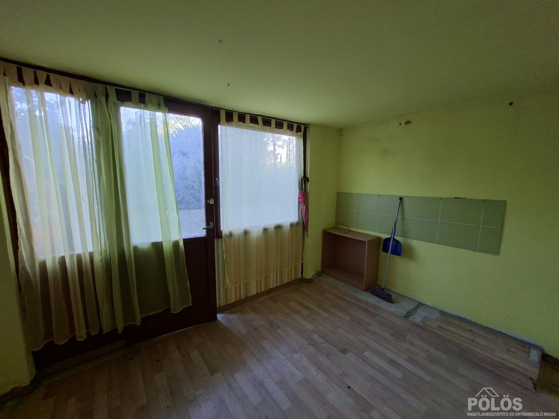 Sopronban csendes helyen szépen karban tartott kert kisházzal eladó