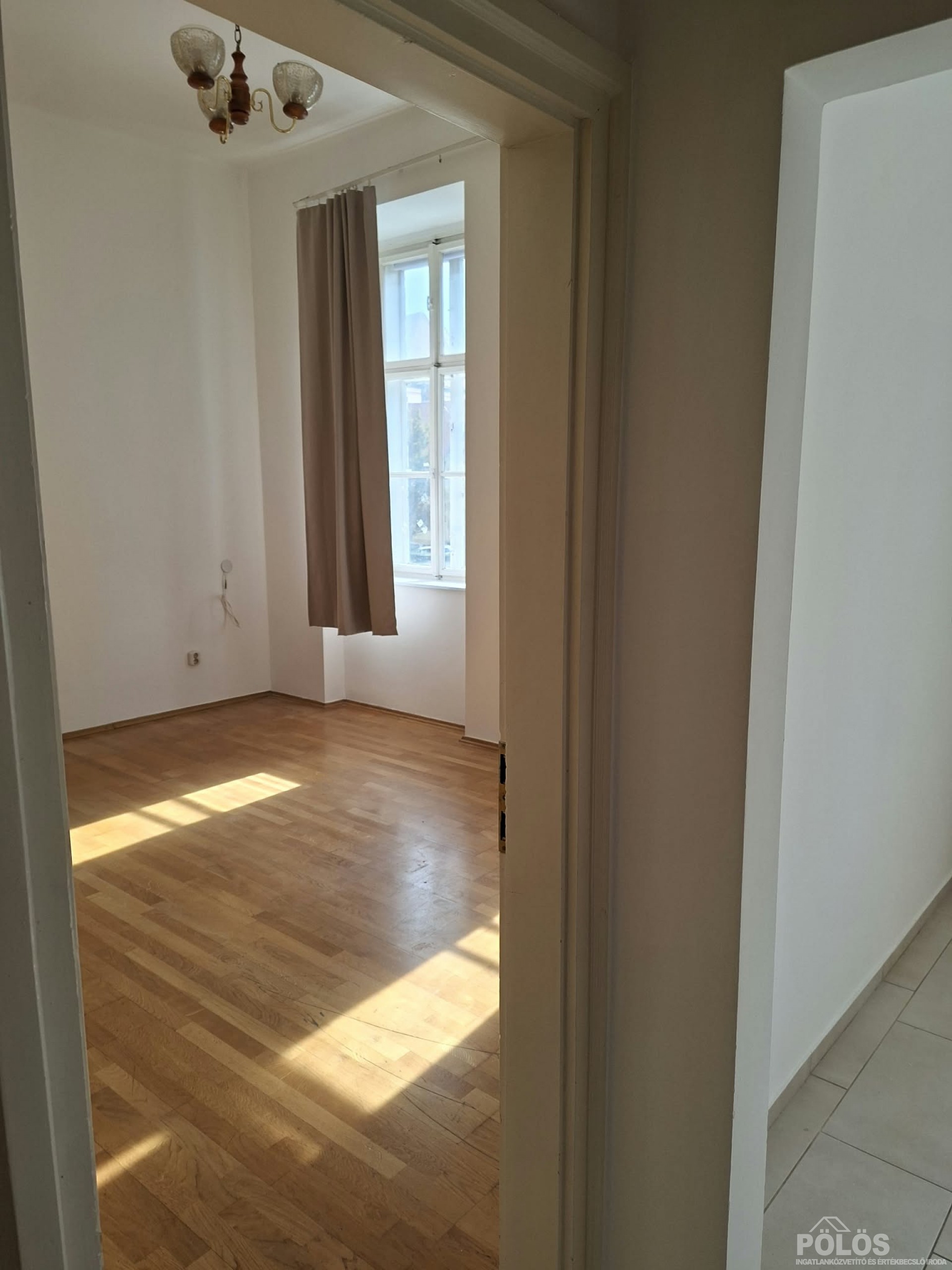 Széchenyi téren központi helyen 41 m2-es lakás kiadó