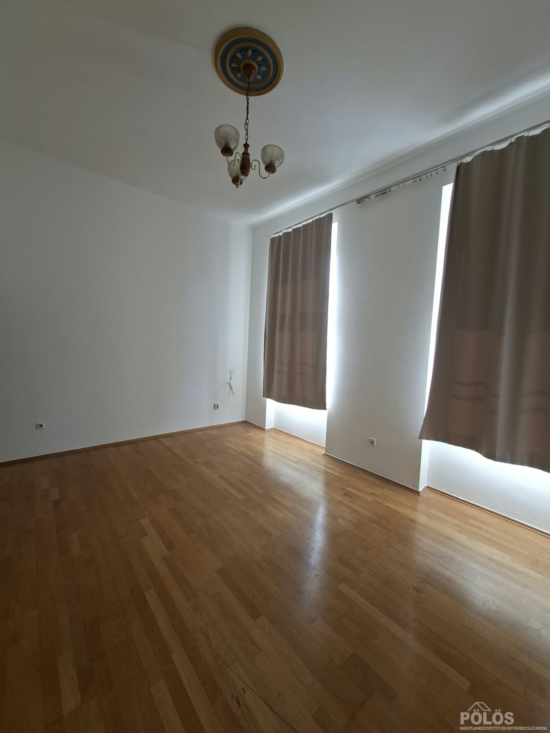 Széchenyi téren központi helyen 41 m2-es lakás kiadó