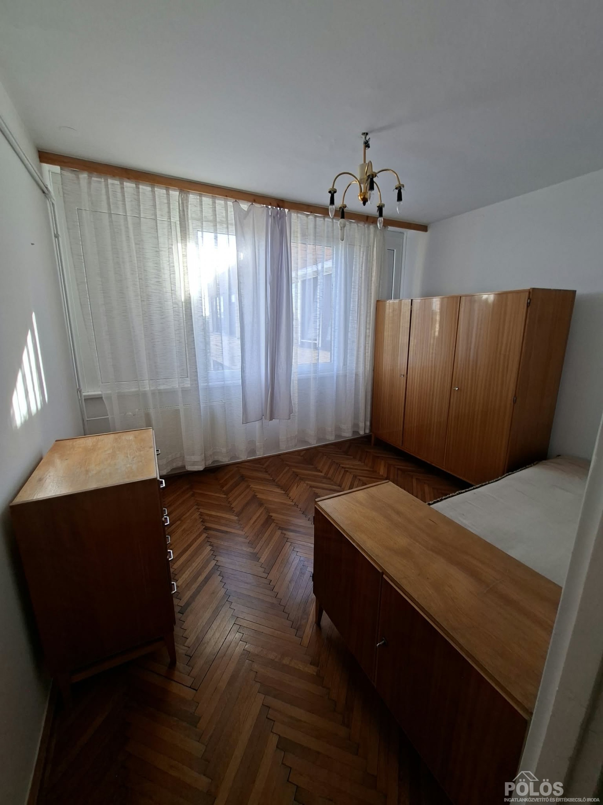 Lővérek aljában csendes helyen tágas panorámás 2 erkélyes lakás eladó