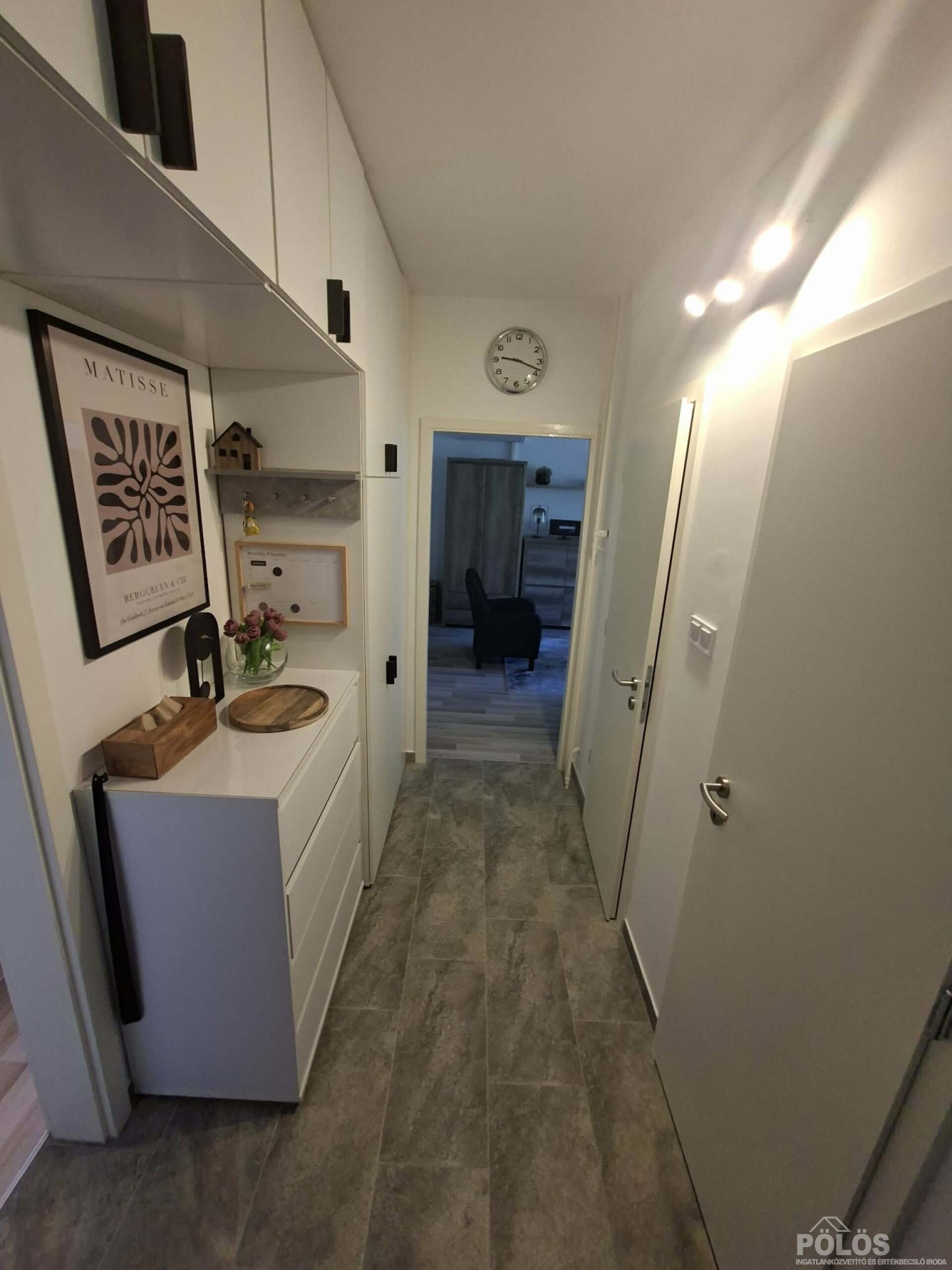 Jereván lakótelepen III.em 50 m2-es extra igényes lakás teljes berendezéssel eladó!