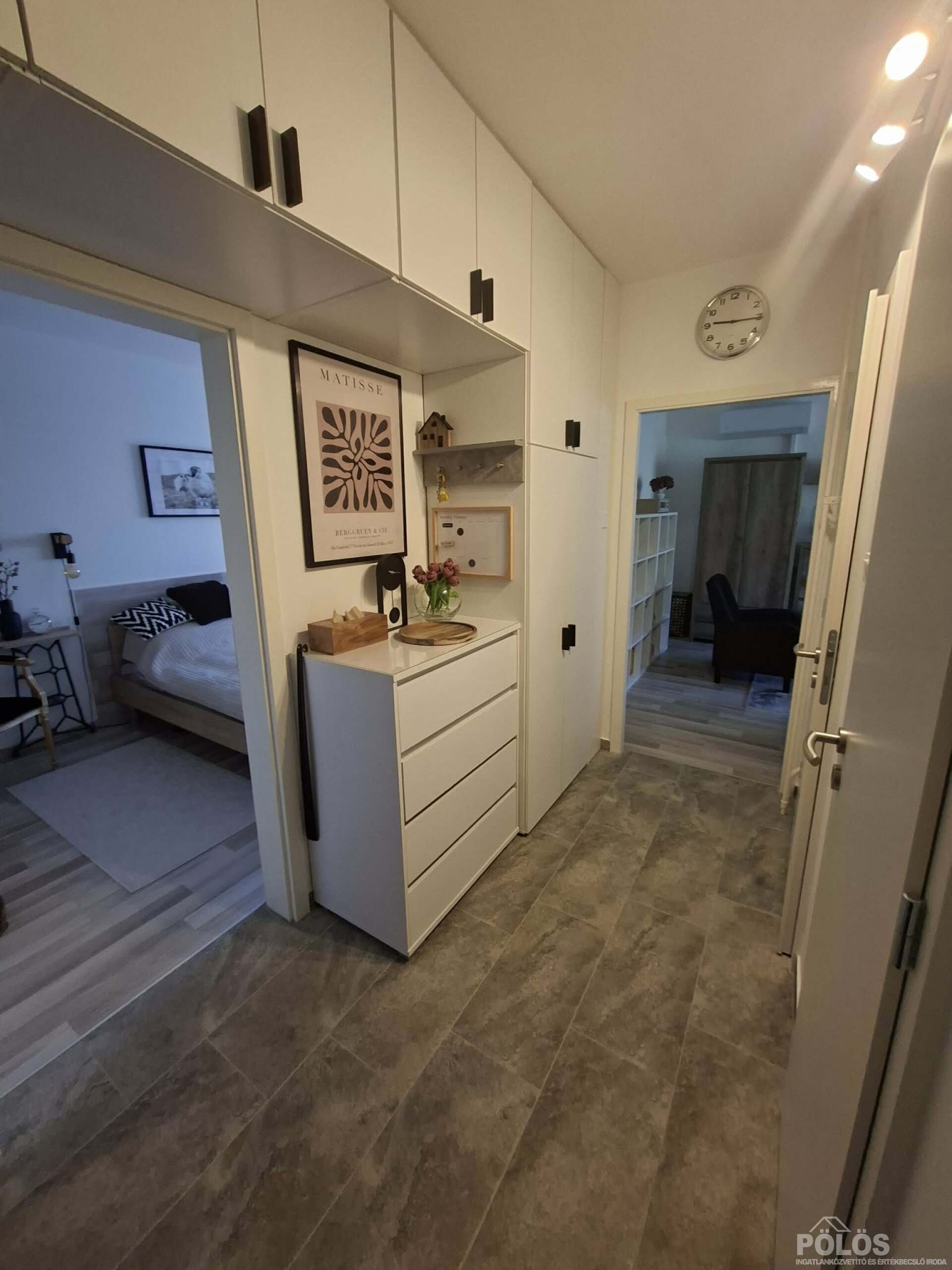 Jereván lakótelepen III.em 50 m2-es extra igényes lakás teljes berendezéssel eladó!