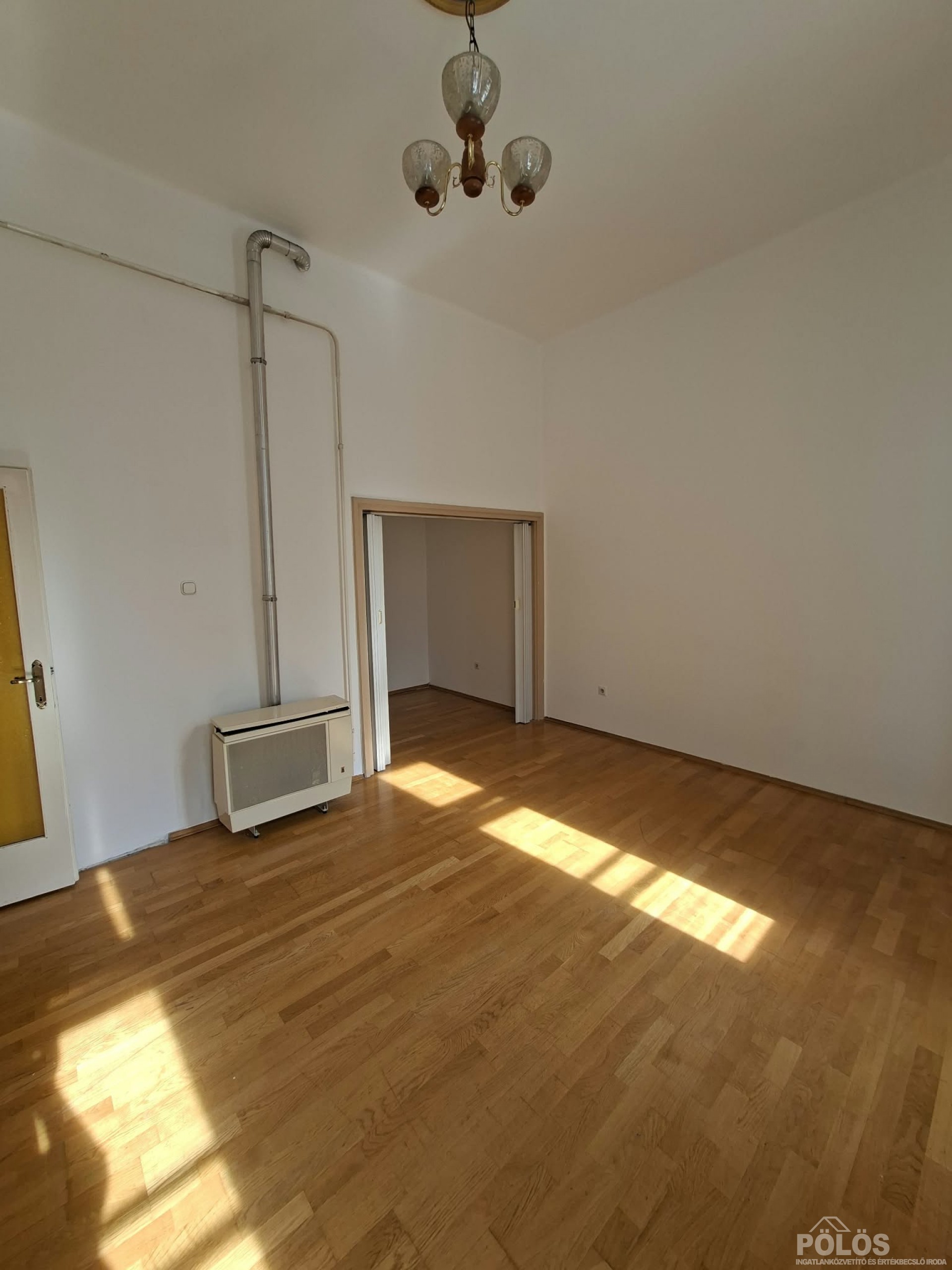 Széchenyi téren központi helyen 41 m2-es lakás kiadó