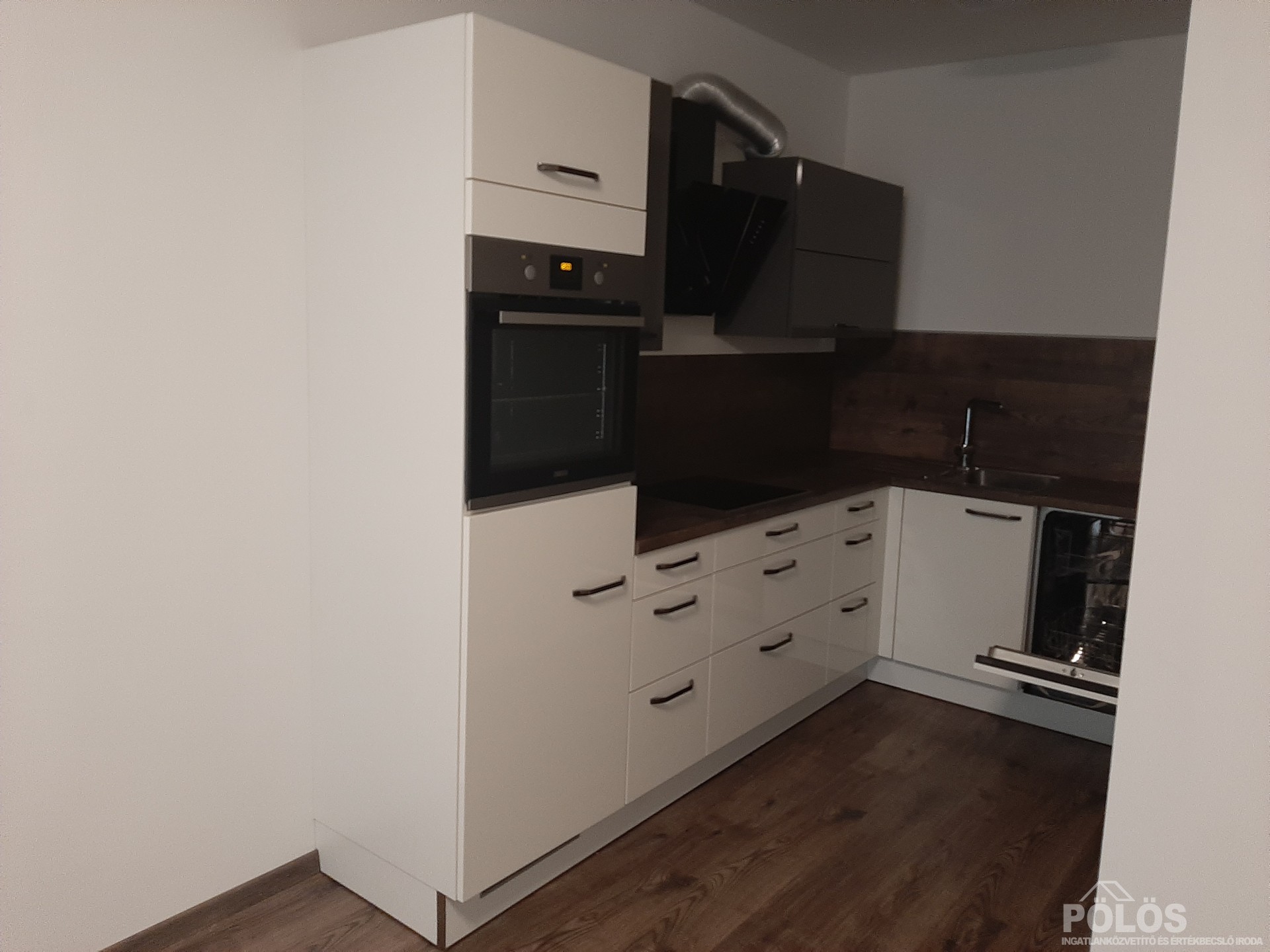 Aranyhegyen liftes házban I.em 45 m2-es erkélyes  lakás kiadó
