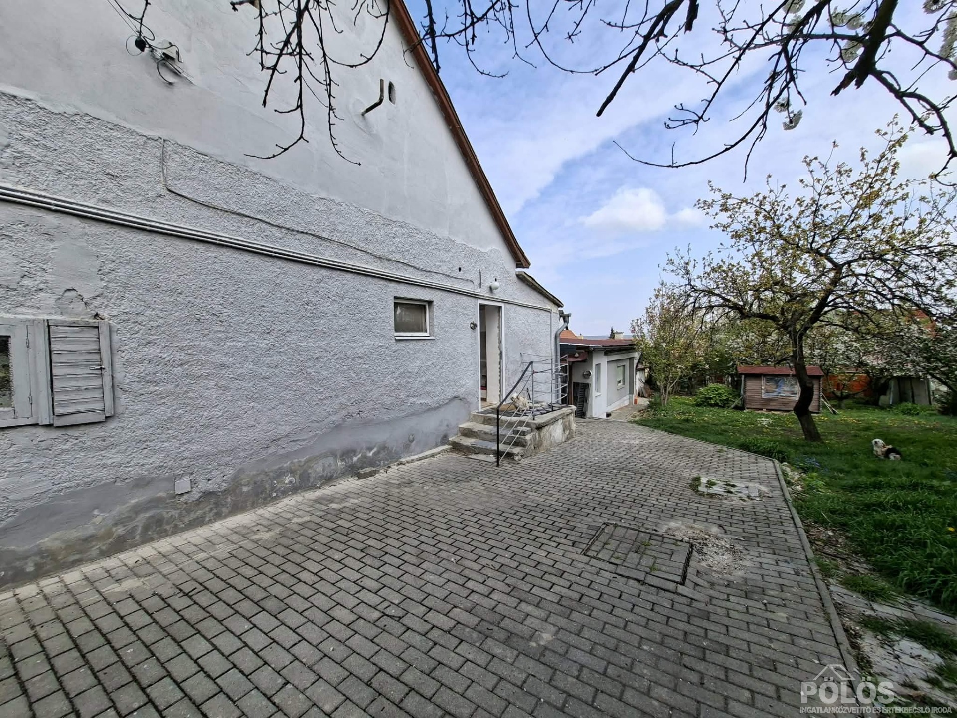 Sopronban Lővérek szélén 2 lakrészből álló ház 570 m2-es telken eladó